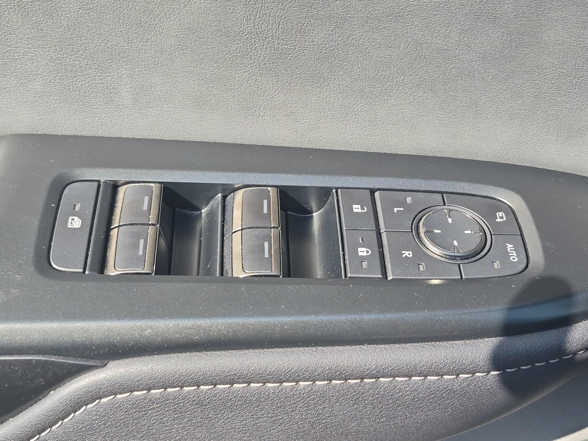 LEXUS RZ 450e Comfort-image-18