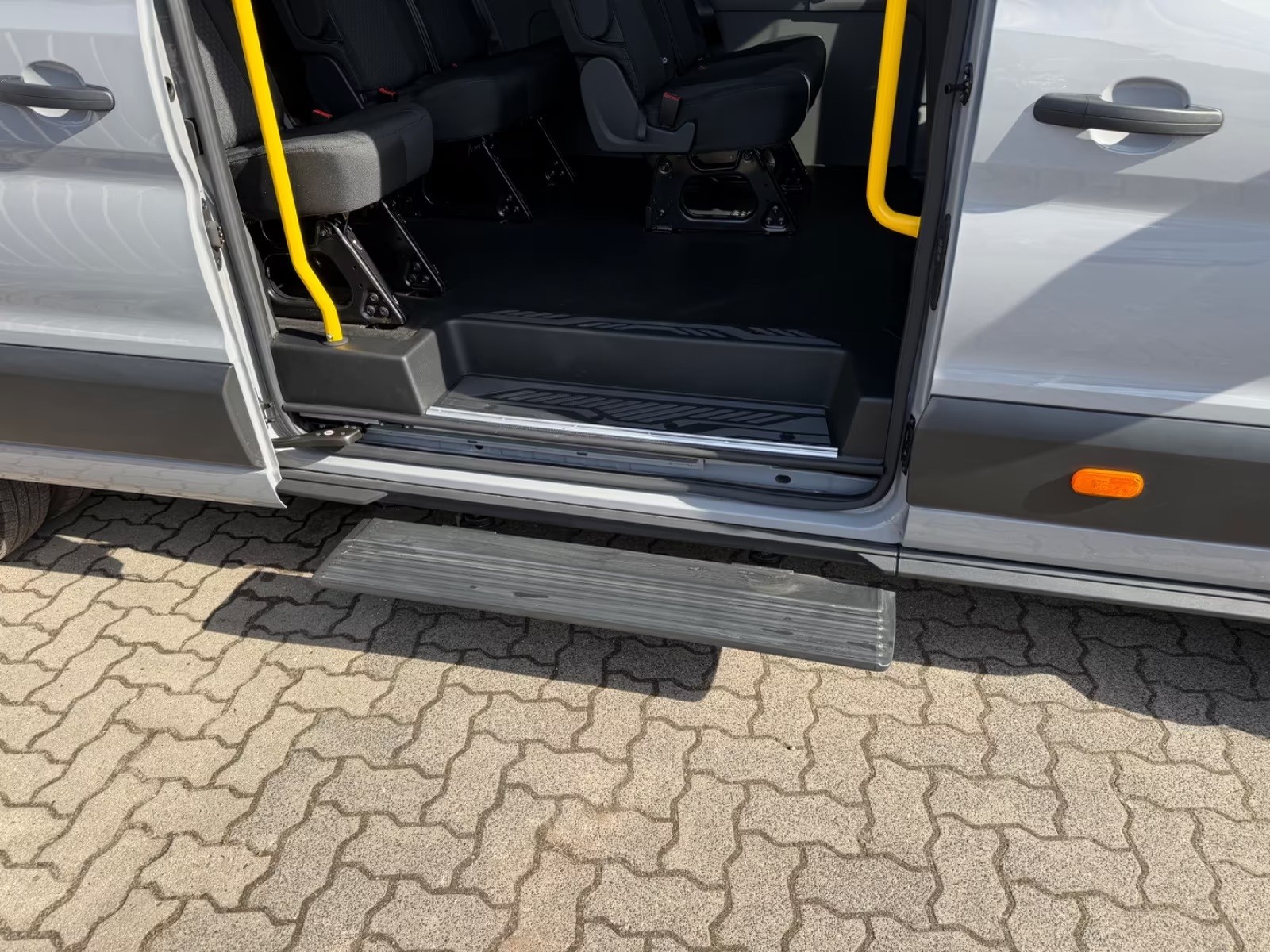 FORD Transit 460 18 Sitzer Klima Kamera Tempomat-image-8