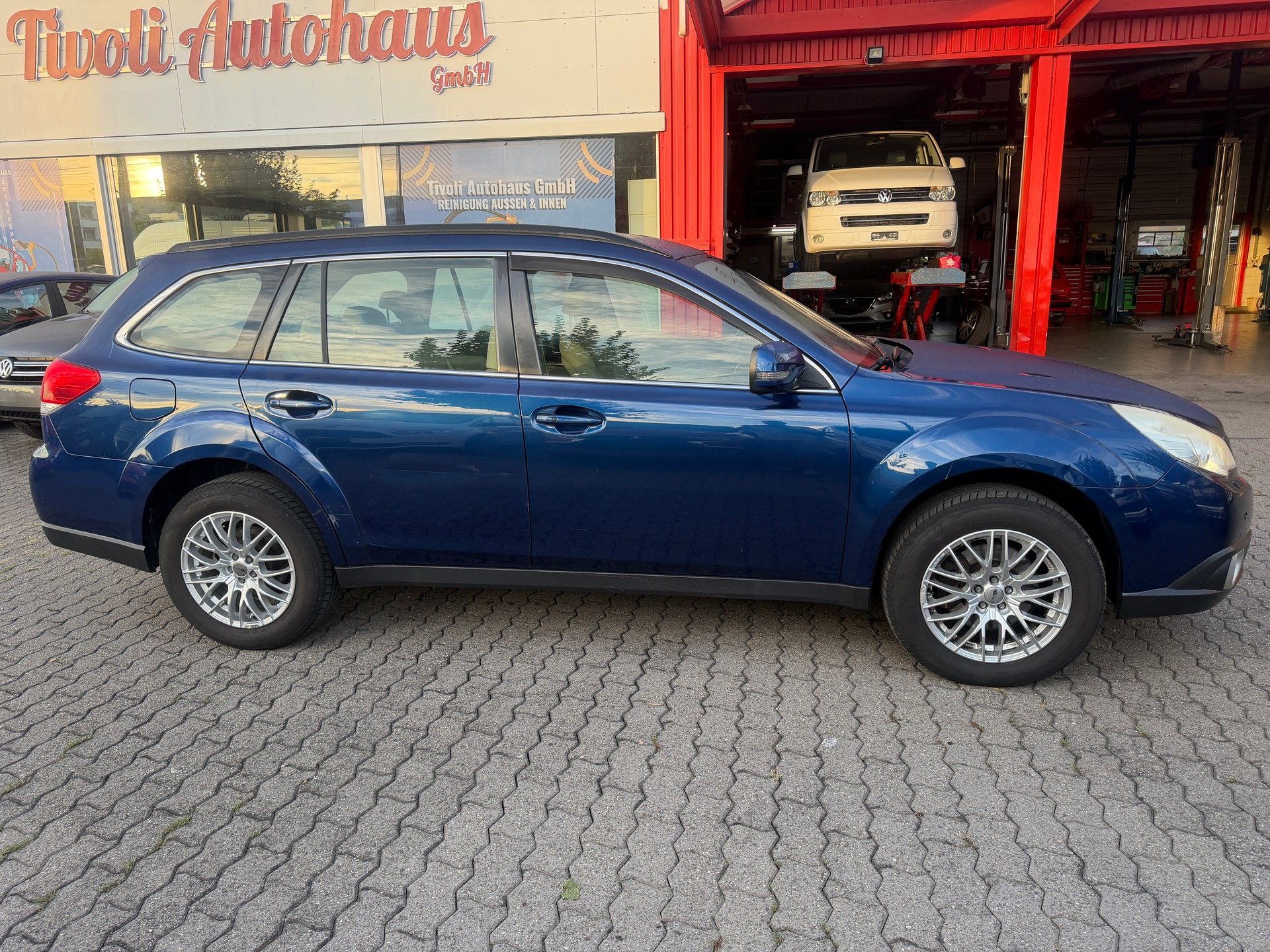 SUBARU Outback 3.6R Executive AWD Automatic-showroom-element-3