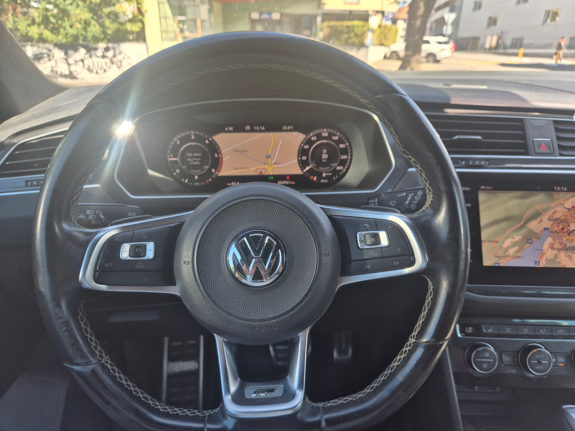 VW Tiguan 2.0 TDI SCR R-line 4Motion DSG-image-14