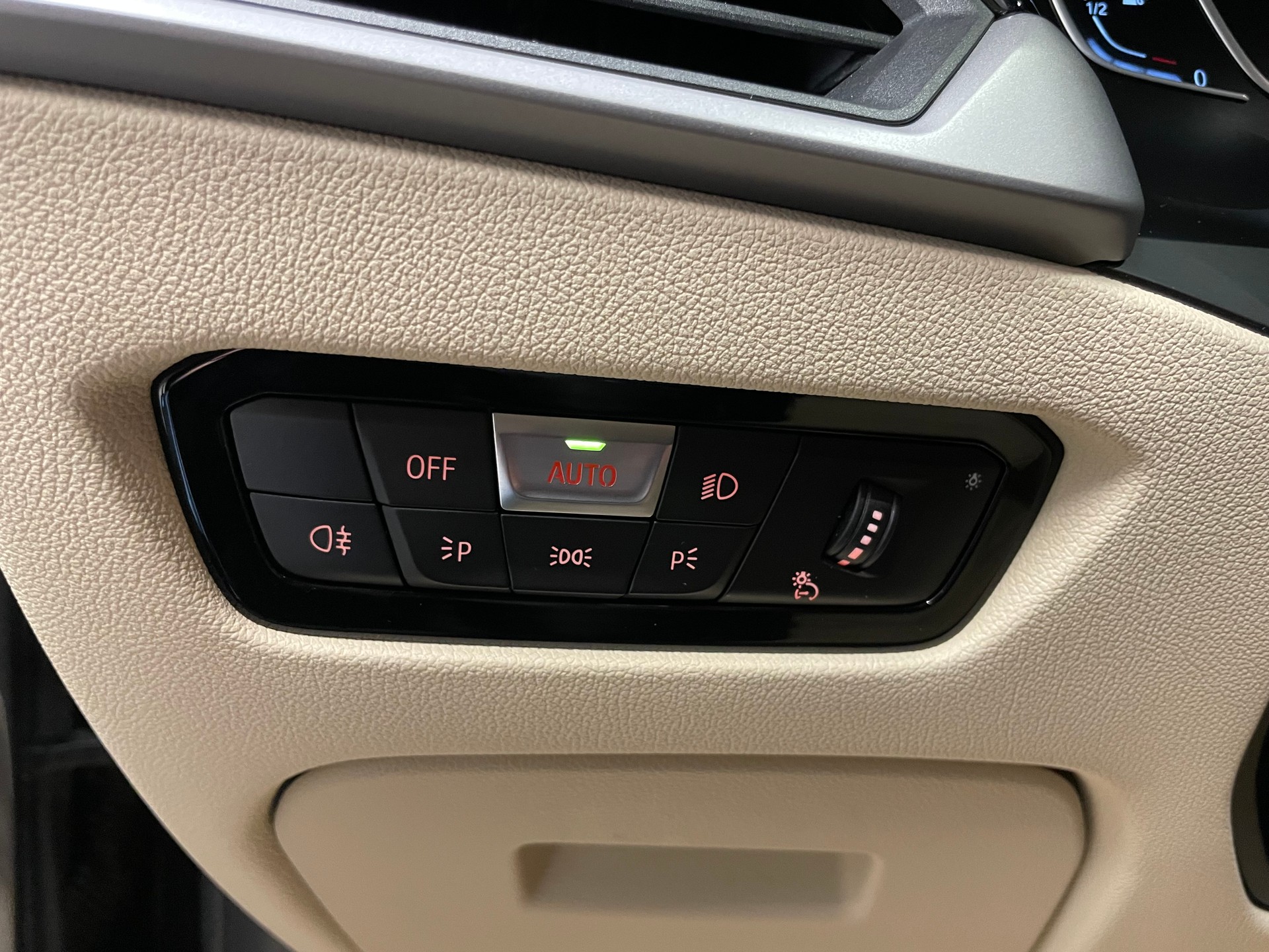 BMW 330e xDrive Steptronic (62)-image-18