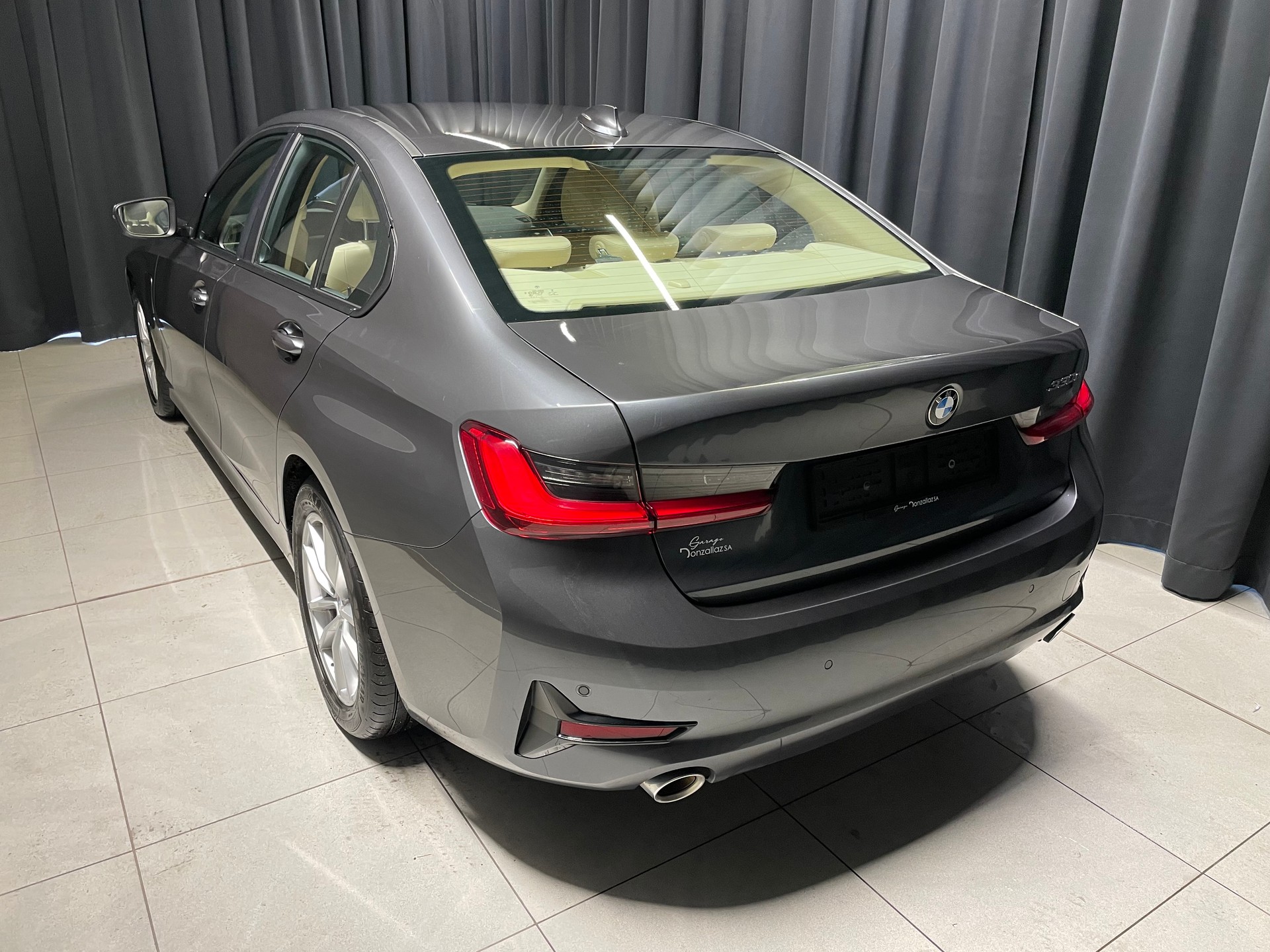 BMW 330e xDrive Steptronic (62)-showroom-element-3