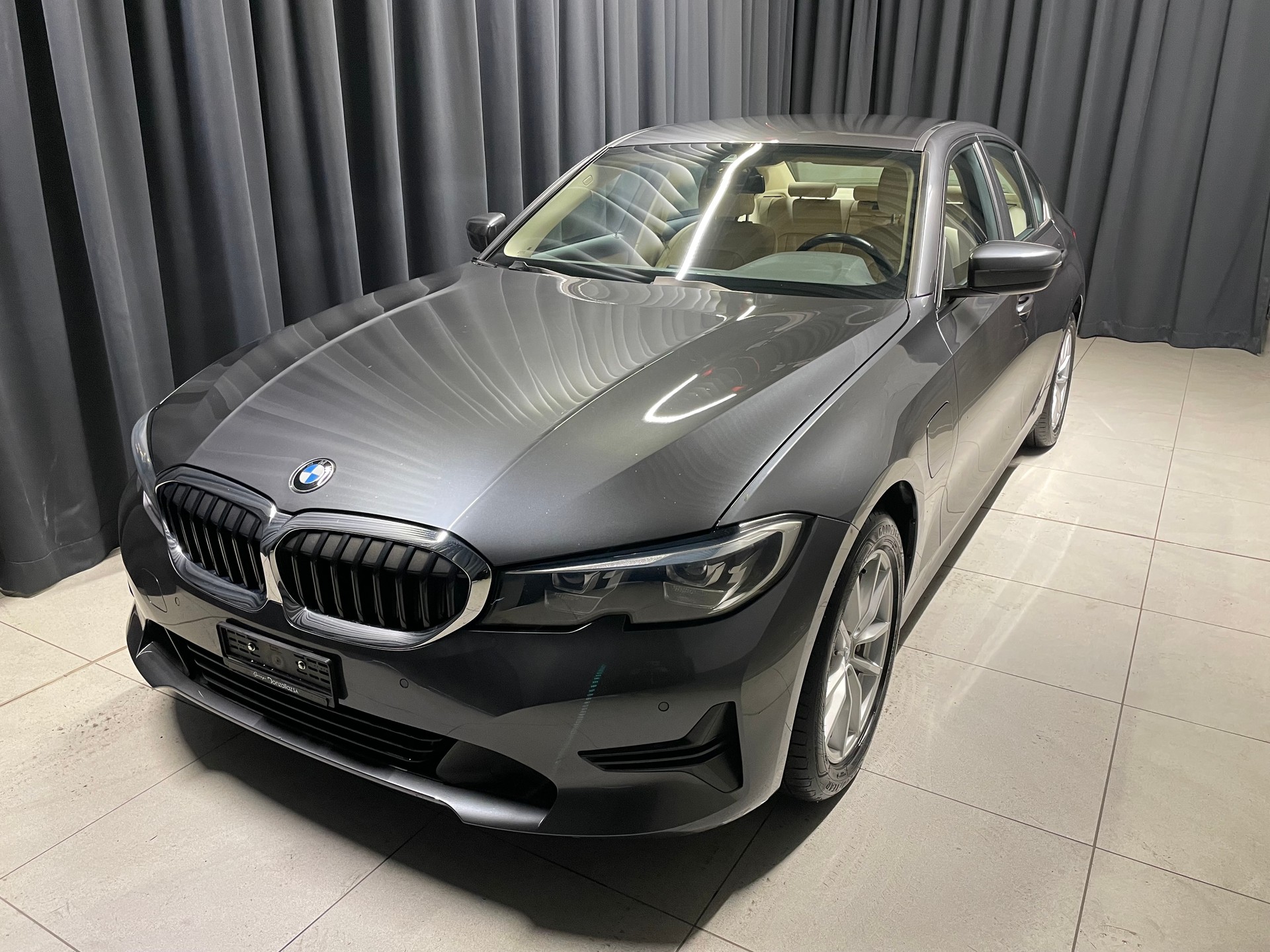 BMW 330e xDrive Steptronic (62)-showroom-element-2