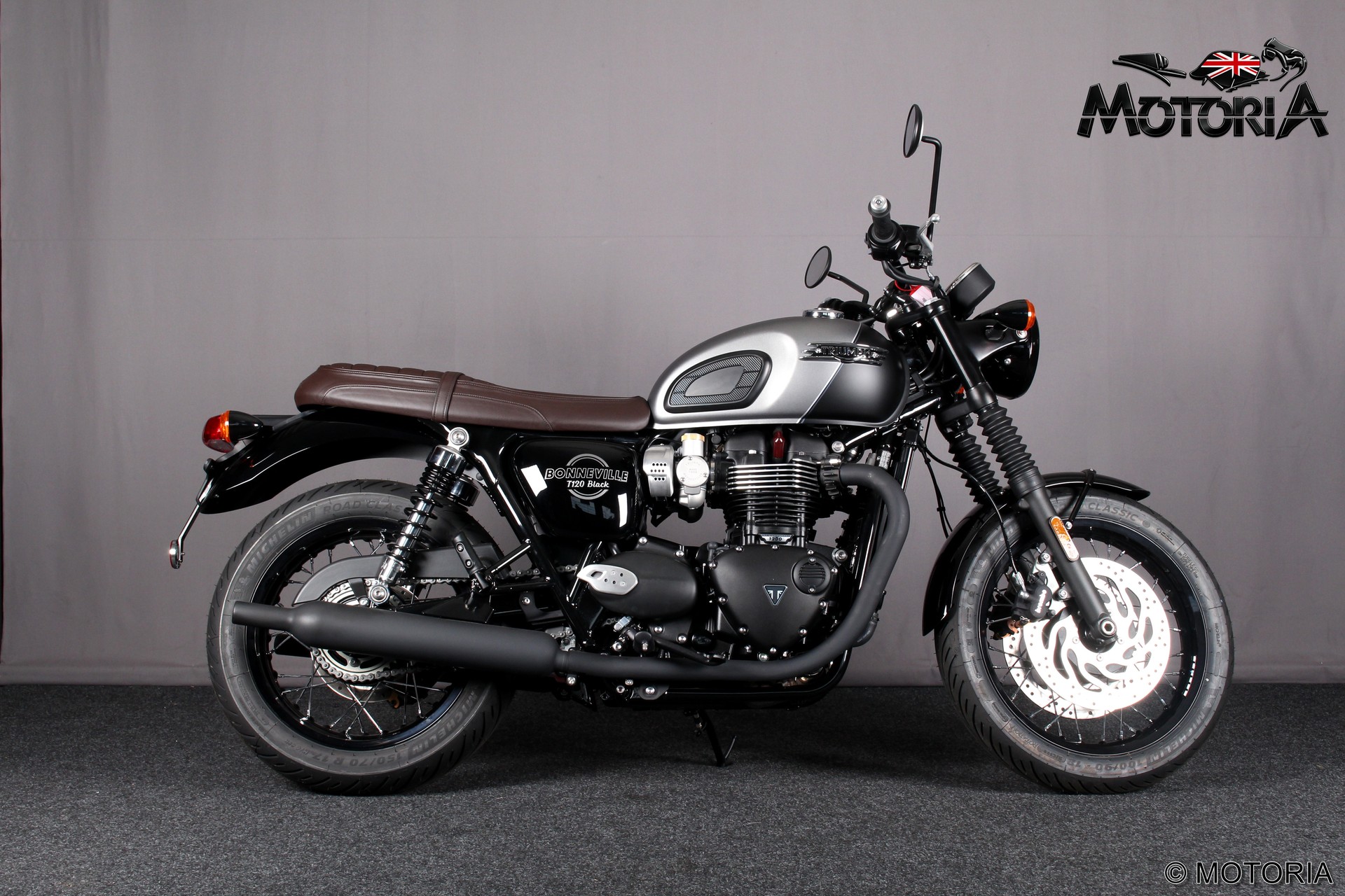 TRIUMPH Bonneville T120 Black (MY26 35kW / 58kW)-showroom-element-1