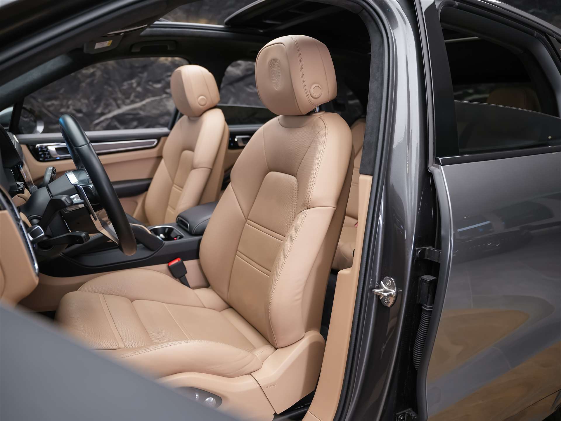 PORSCHE Cayenne 4.0 V8 GTS *CH Auto*Panorama*Massage*Allradlenkung*-image-8
