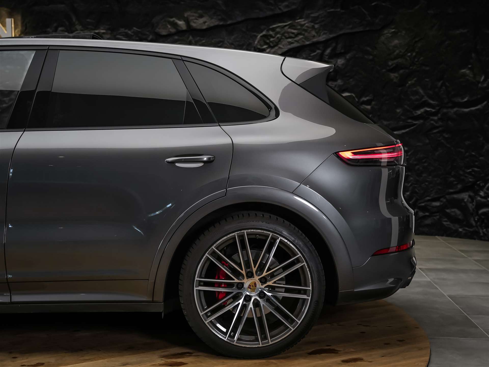 PORSCHE Cayenne 4.0 V8 GTS *CH Auto*Panorama*Massage*Allradlenkung*-image-20