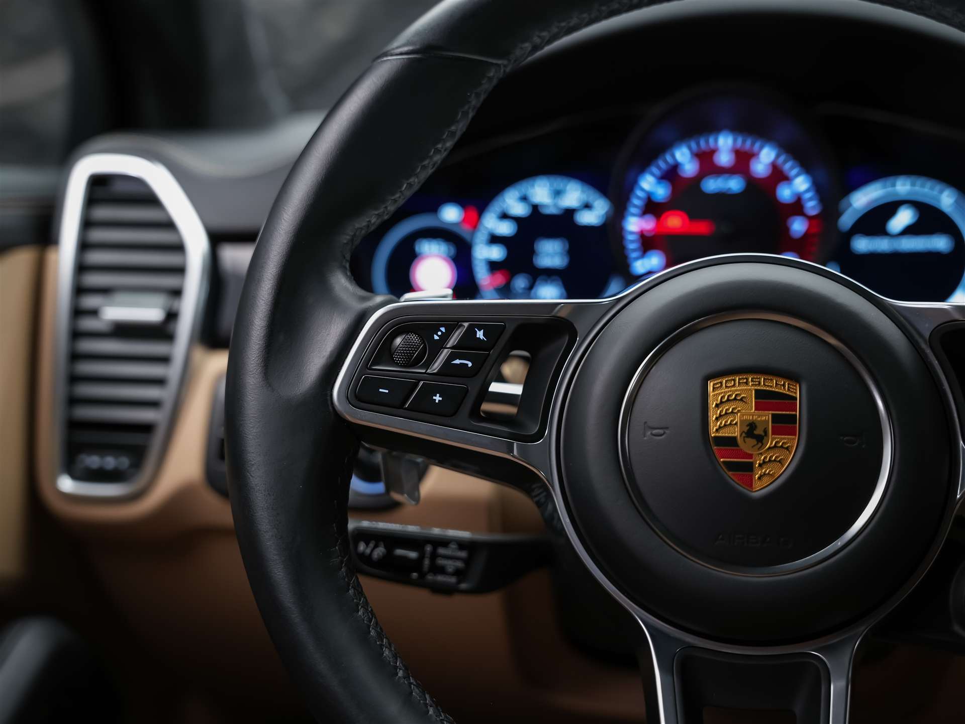 PORSCHE Cayenne 4.0 V8 GTS *CH Auto*Panorama*Massage*Allradlenkung*-image-32