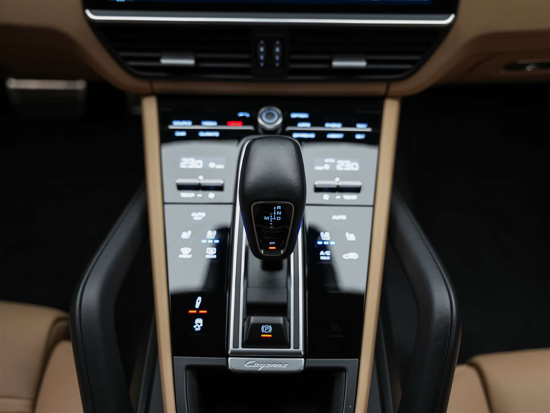 PORSCHE Cayenne 4.0 V8 GTS *CH Auto*Panorama*Massage*Allradlenkung*-image-24