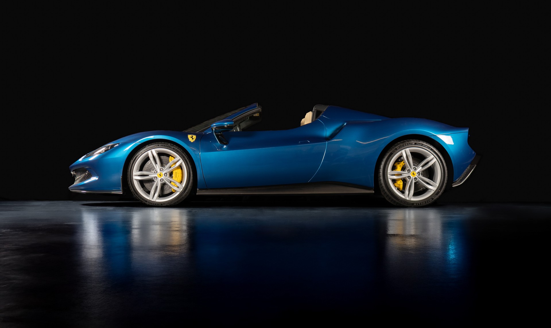 FERRARI 296 GTS-showroom-element-1