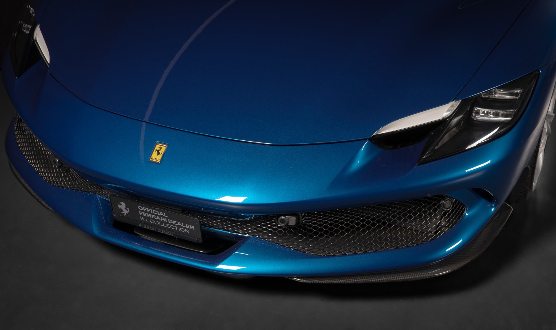 FERRARI 296 GTS-showroom-element-3