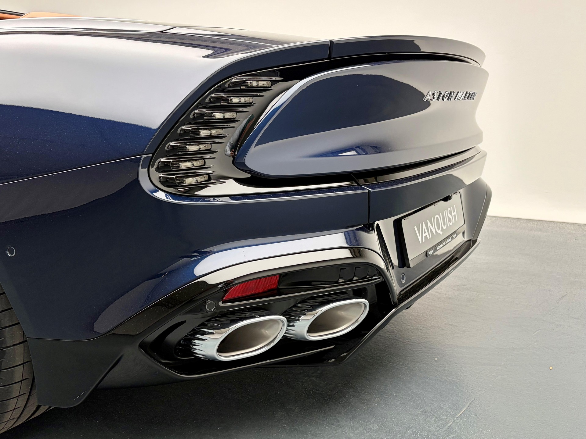 ASTON MARTIN Vanquish Volante 5.2 V12 Bi-Turbo-image-26