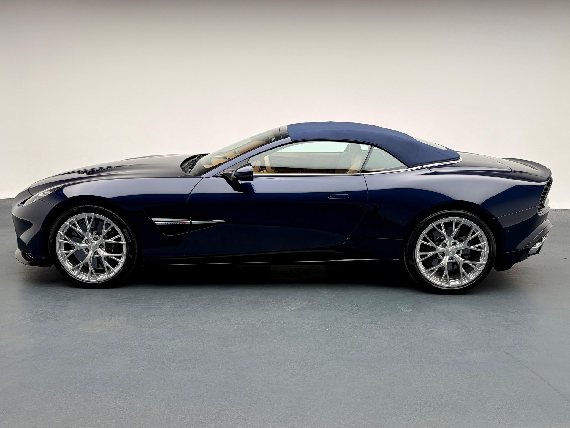 ASTON MARTIN Vanquish Volante 5.2 V12 Bi-Turbo-image-29