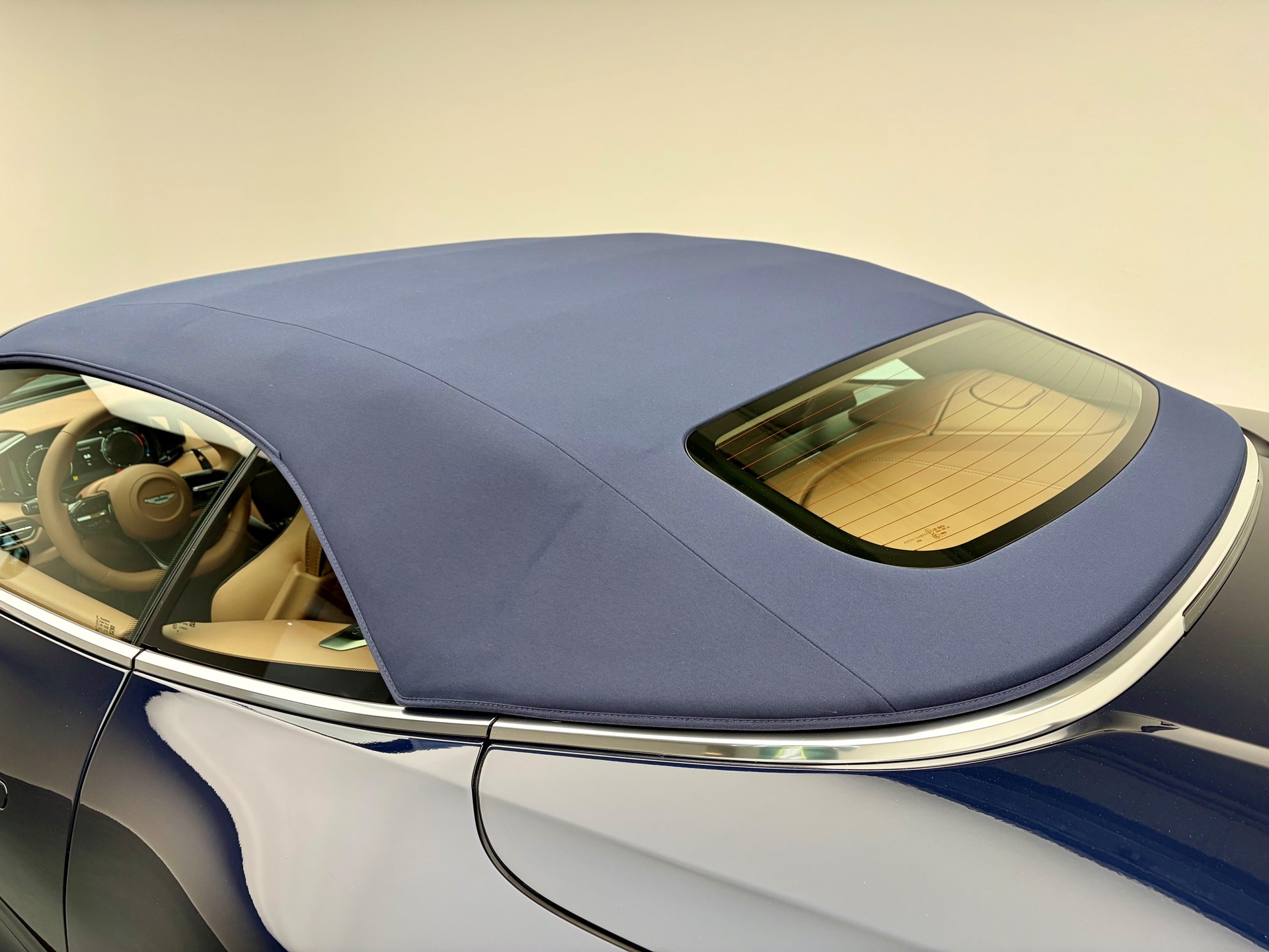 ASTON MARTIN Vanquish Volante 5.2 V12 Bi-Turbo-image-27