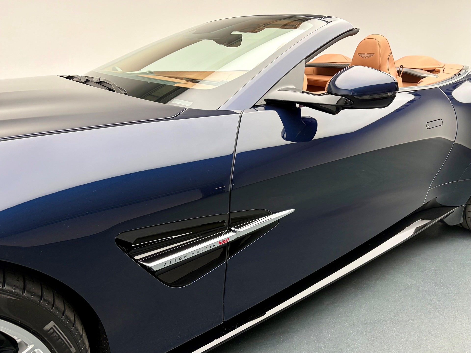 ASTON MARTIN Vanquish Volante 5.2 V12 Bi-Turbo-image-19