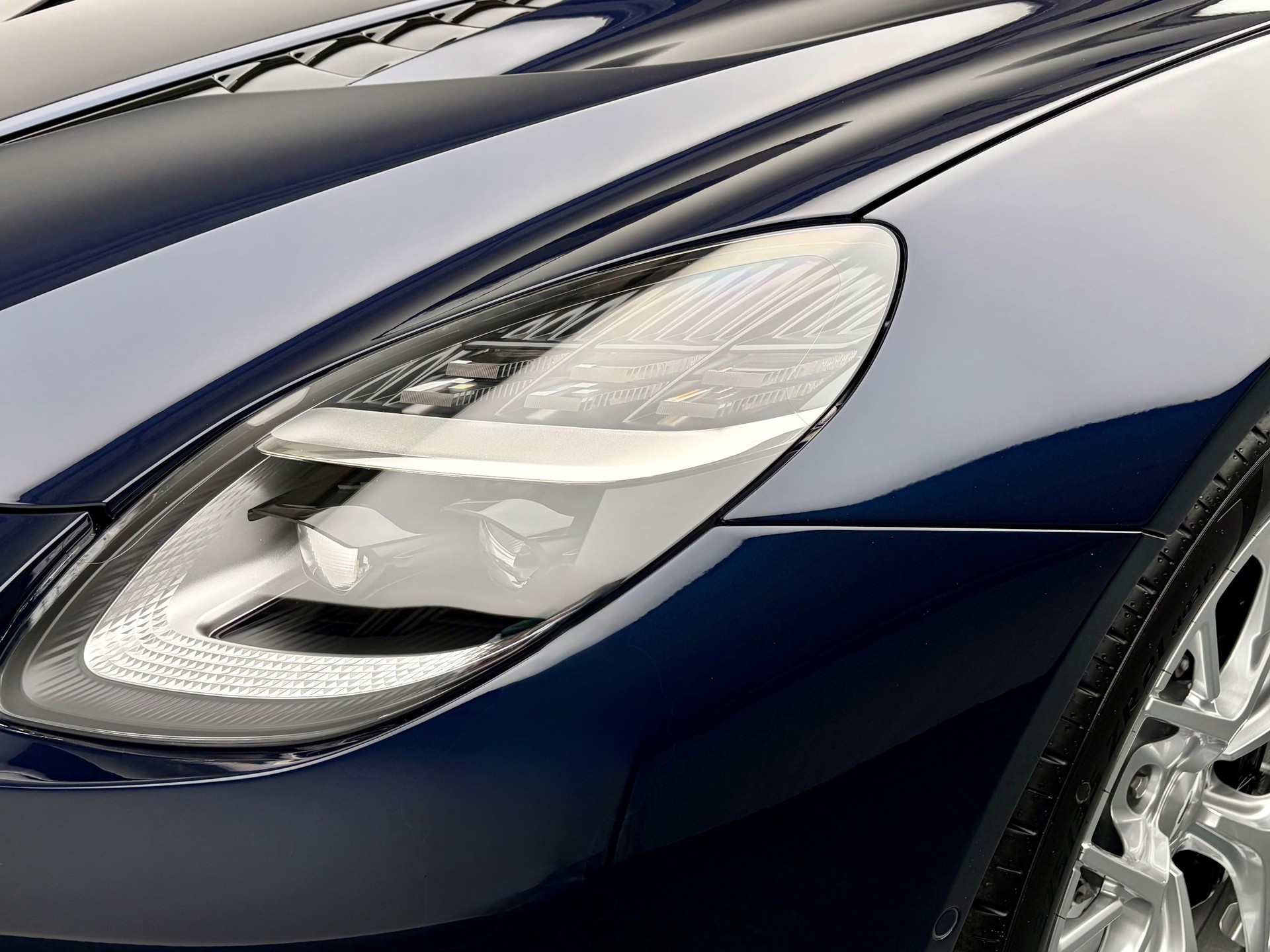 ASTON MARTIN Vanquish Volante 5.2 V12 Bi-Turbo-image-21