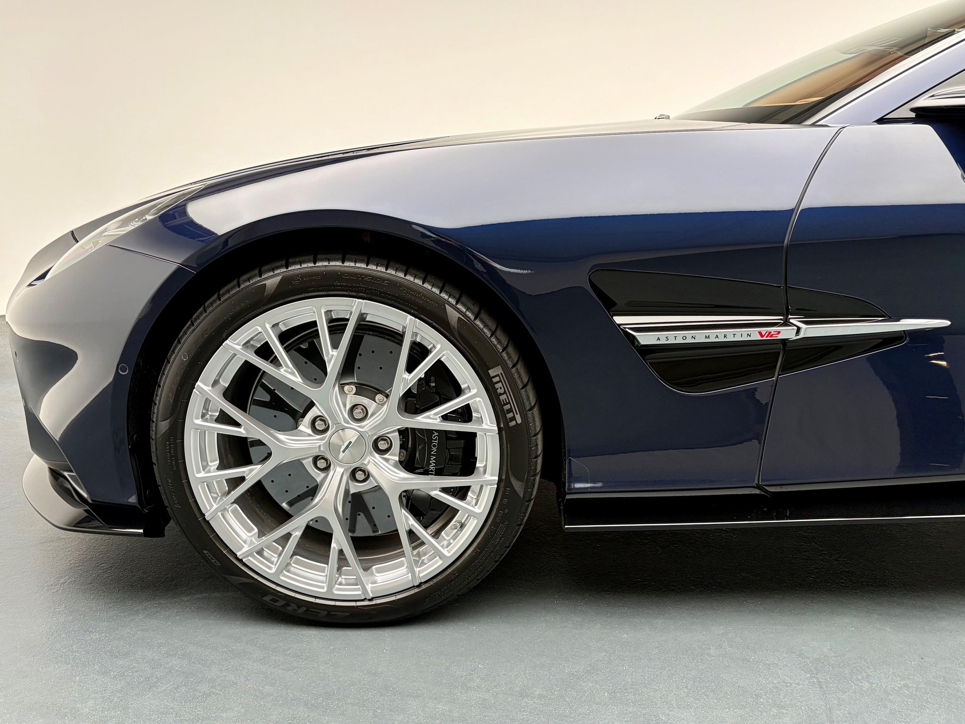 ASTON MARTIN Vanquish Volante 5.2 V12 Bi-Turbo-image-16