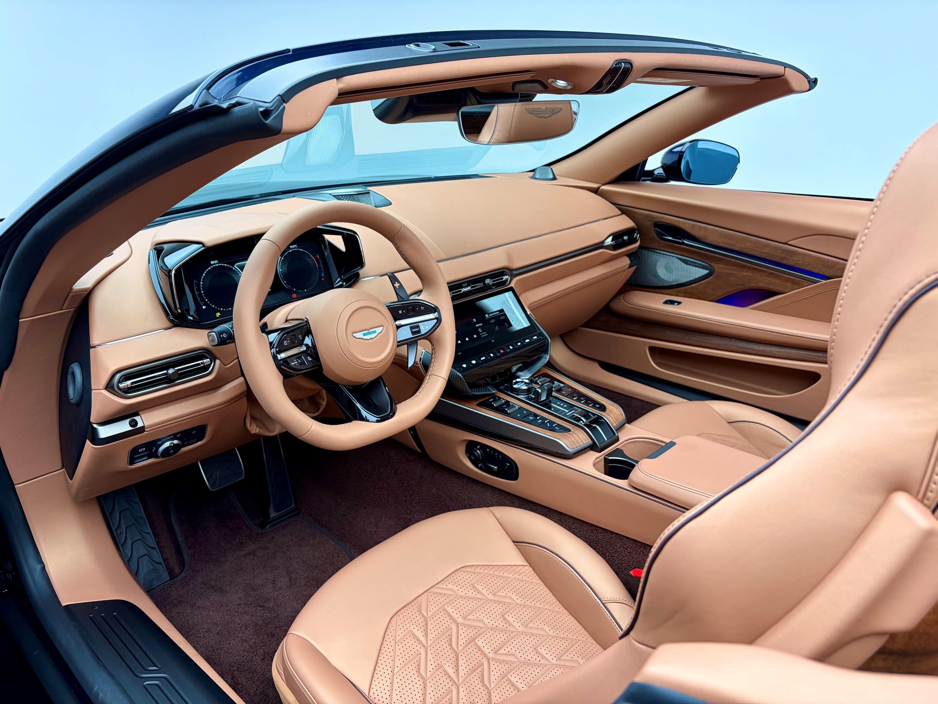 ASTON MARTIN Vanquish Volante 5.2 V12 Bi-Turbo-image-4