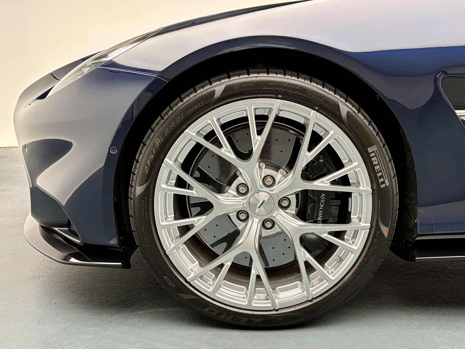 ASTON MARTIN Vanquish Volante 5.2 V12 Bi-Turbo-image-17