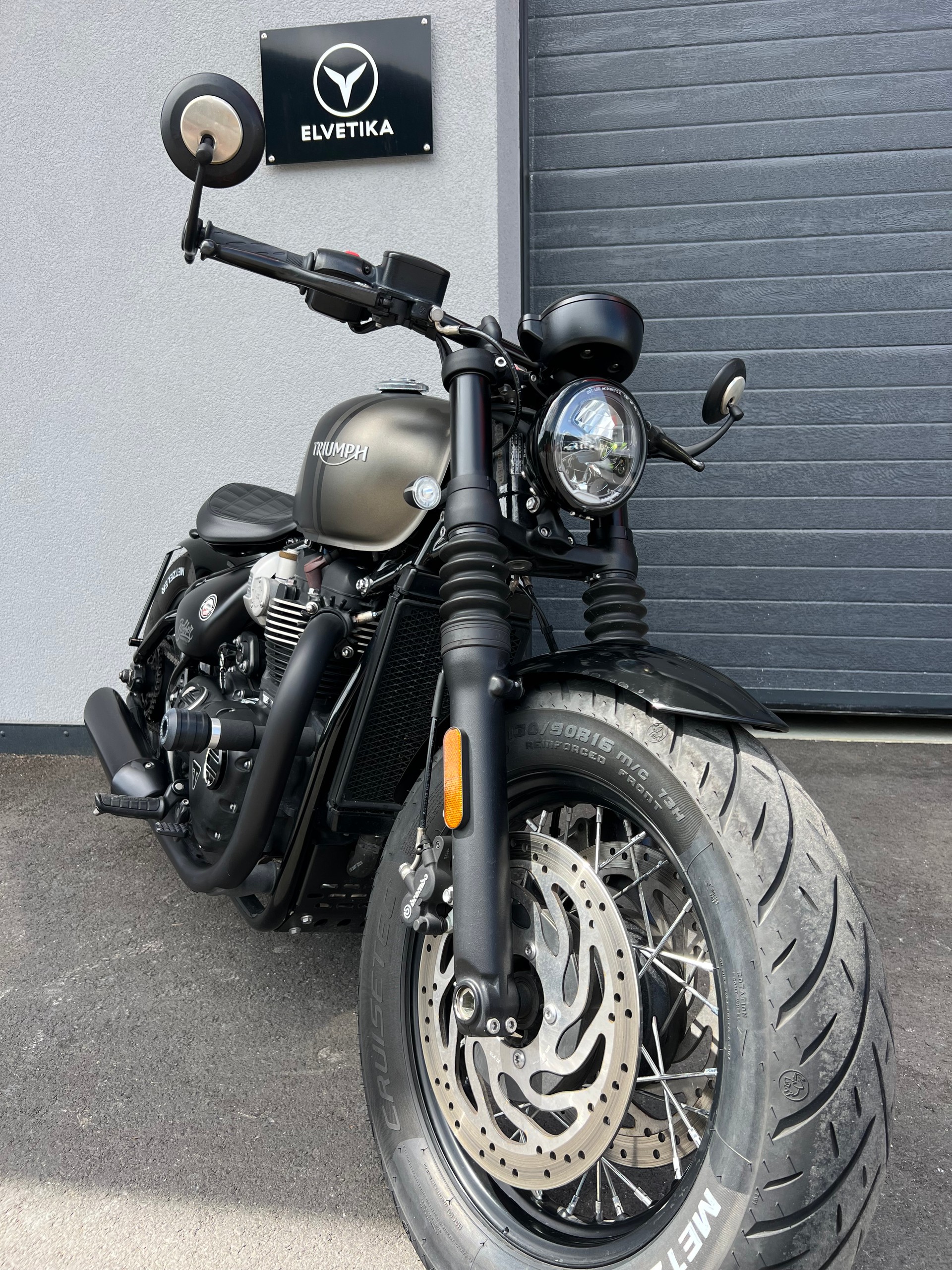 TRIUMPH Bonneville 1200 Bobber Black ABS-image-2