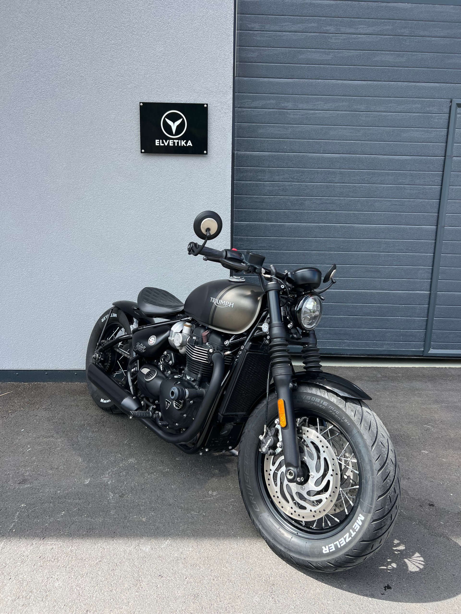 TRIUMPH Bonneville 1200 Bobber Black ABS-image-1
