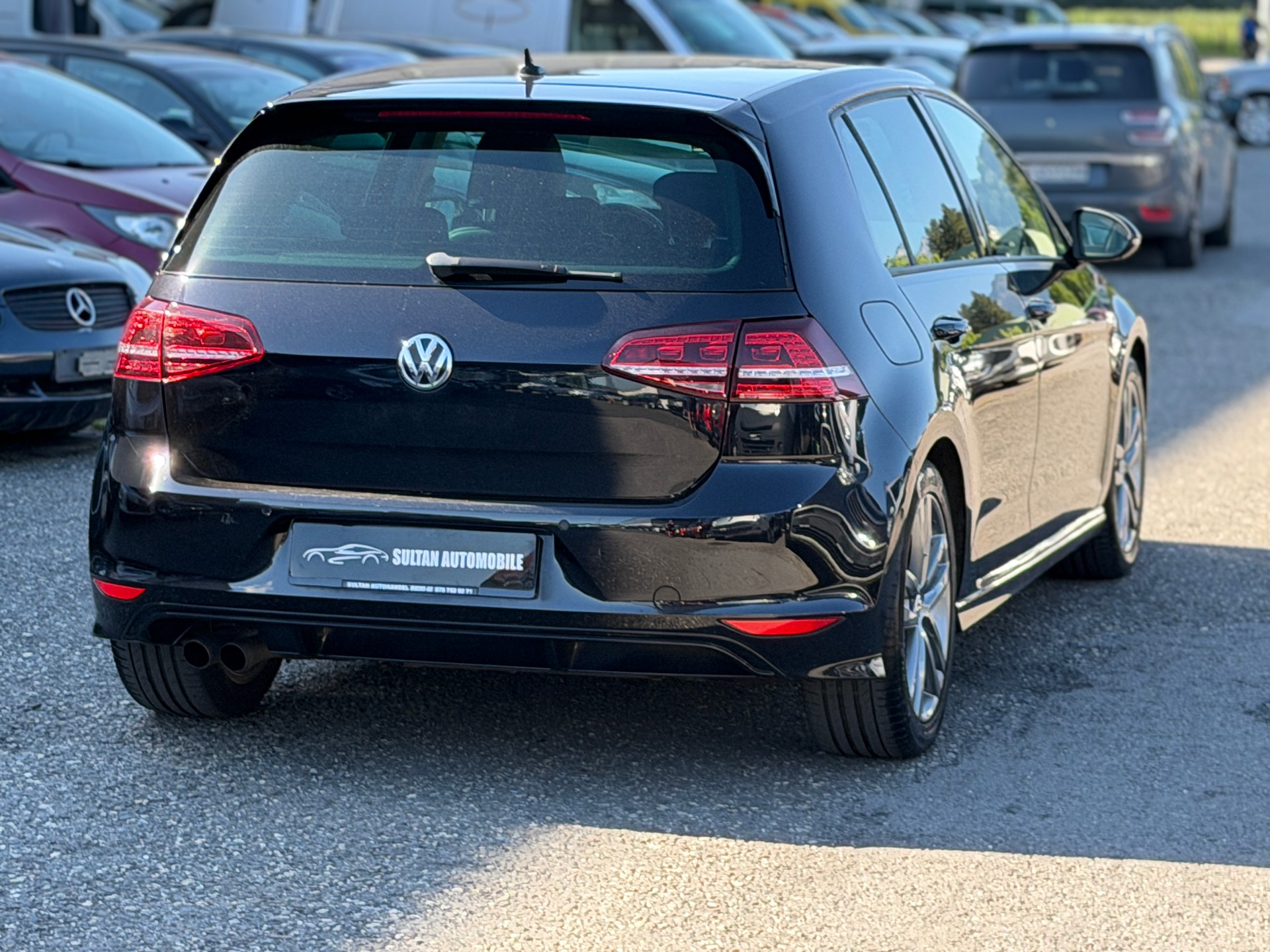VW Golf 2.0 TDI R-Line Design 4Motion-image-5