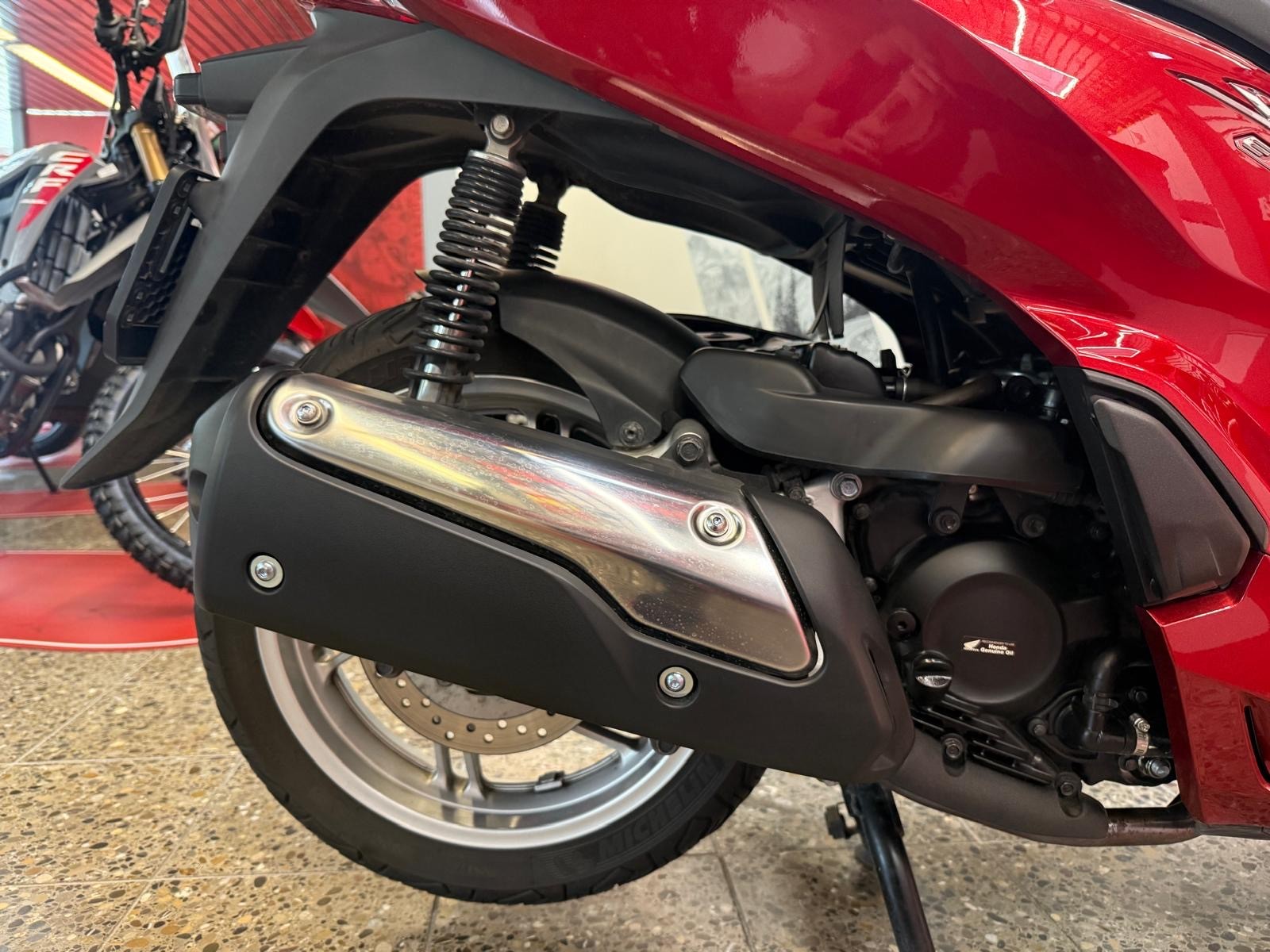 HONDA SH 300 A mit Top-Case und Windschild-image-7