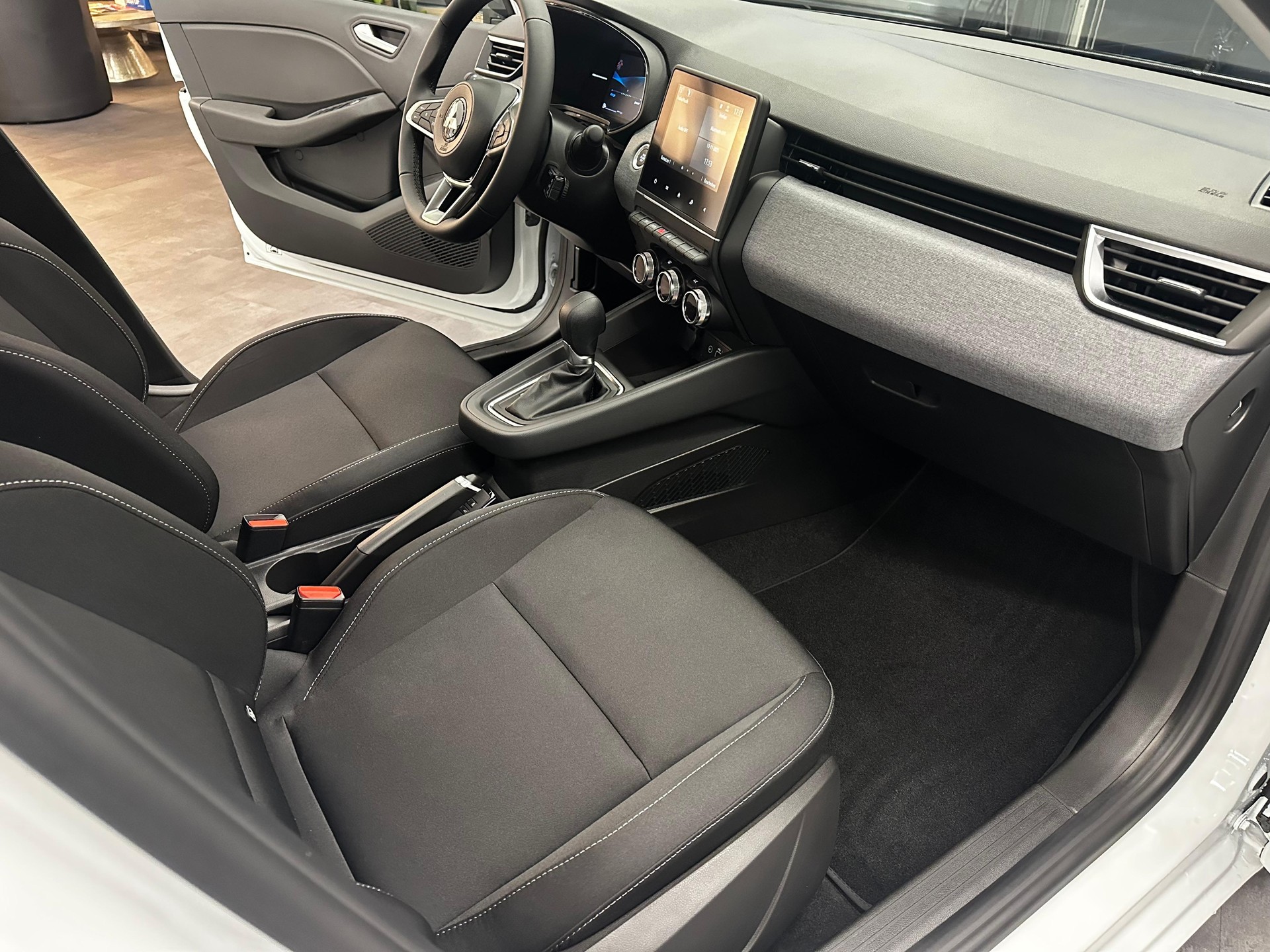 MITSUBISHI Colt 1.6 HEV Invite-image-13