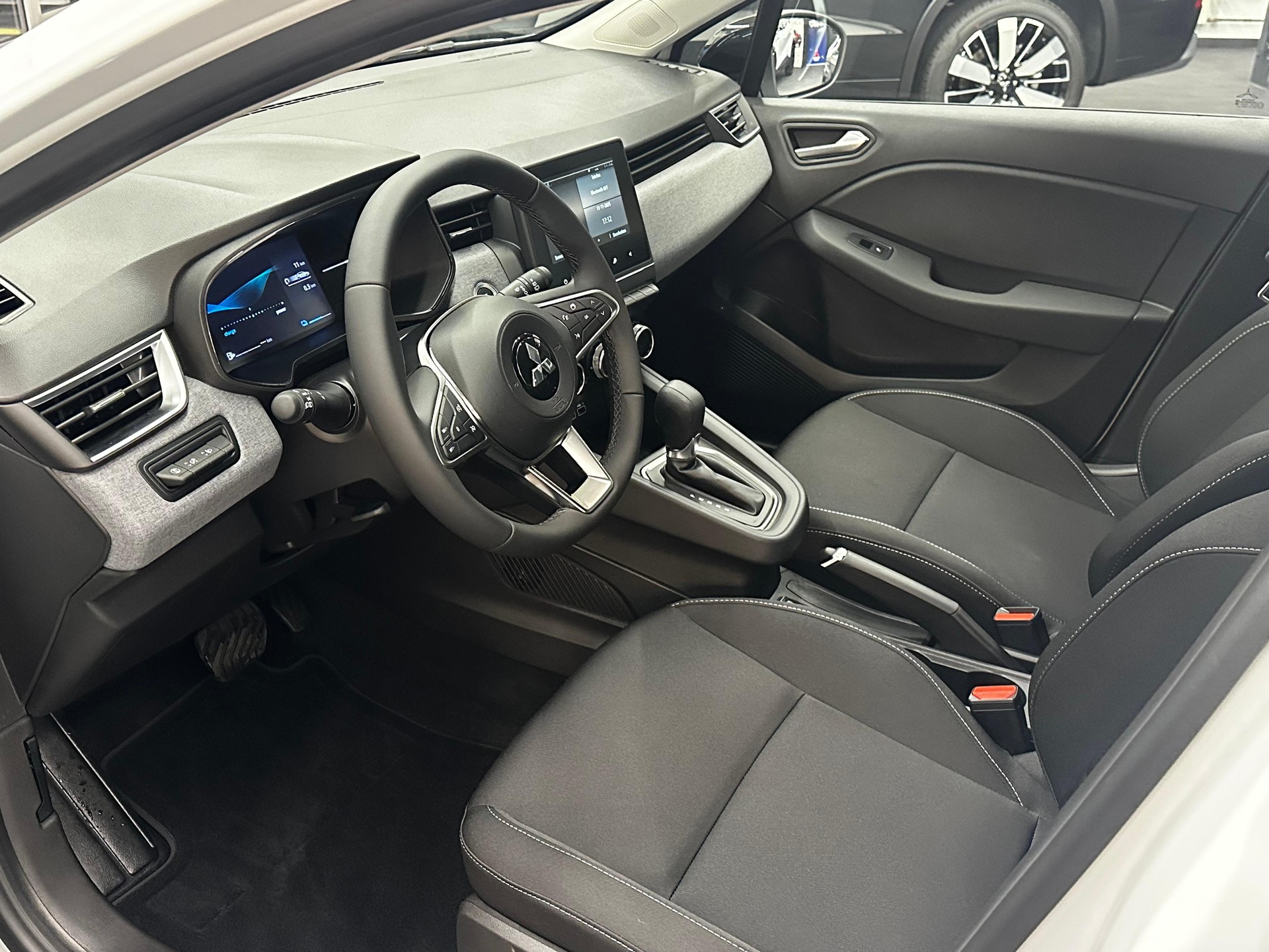 MITSUBISHI Colt 1.6 HEV Invite-image-9
