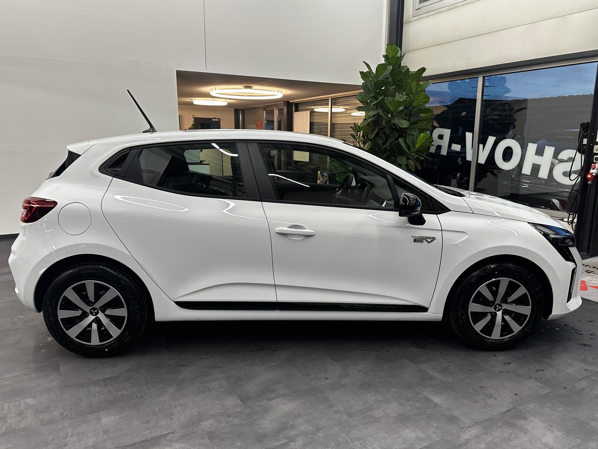 MITSUBISHI Colt 1.6 HEV Invite-image-6