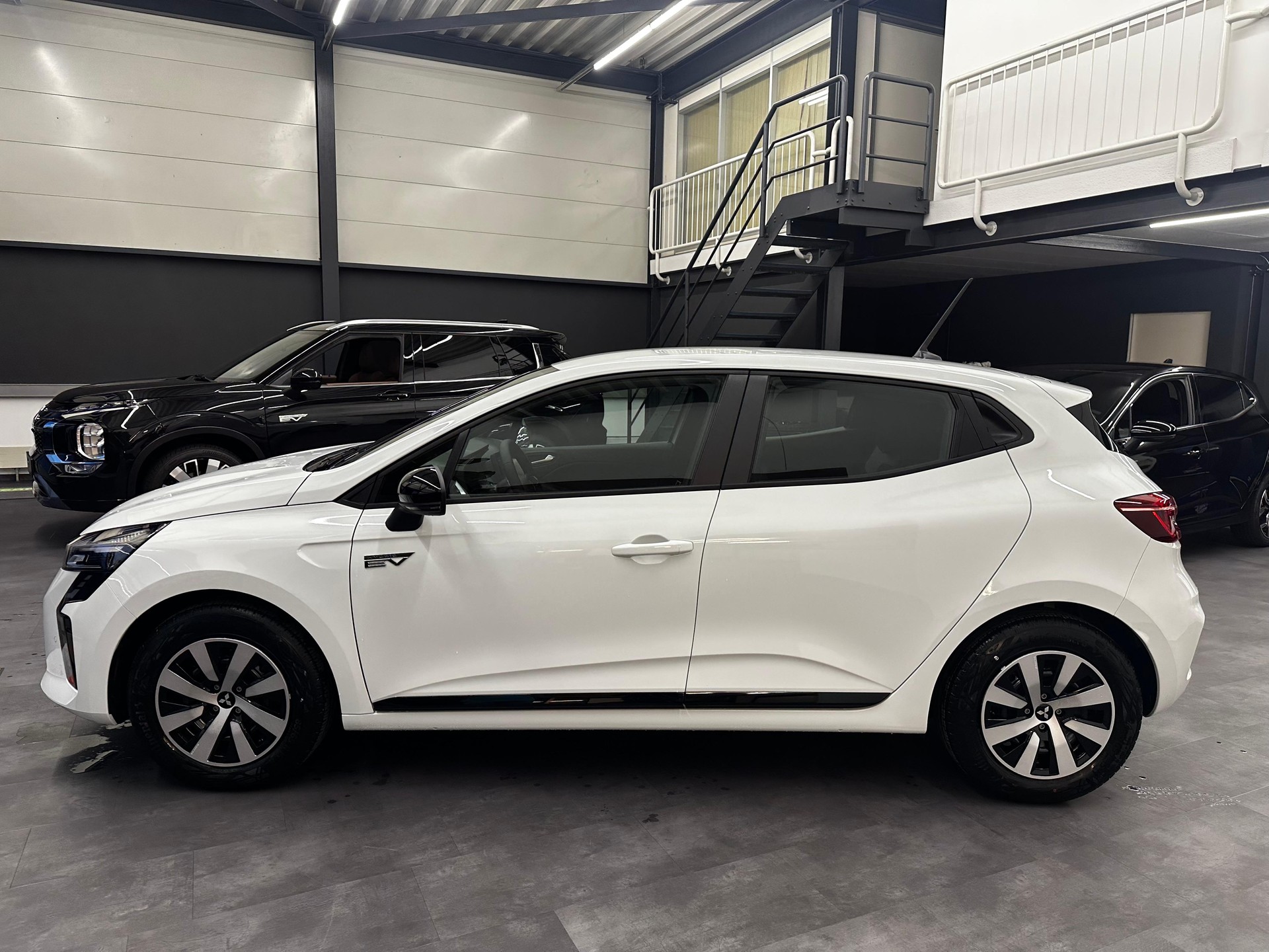MITSUBISHI Colt 1.6 HEV Invite-showroom-element-1