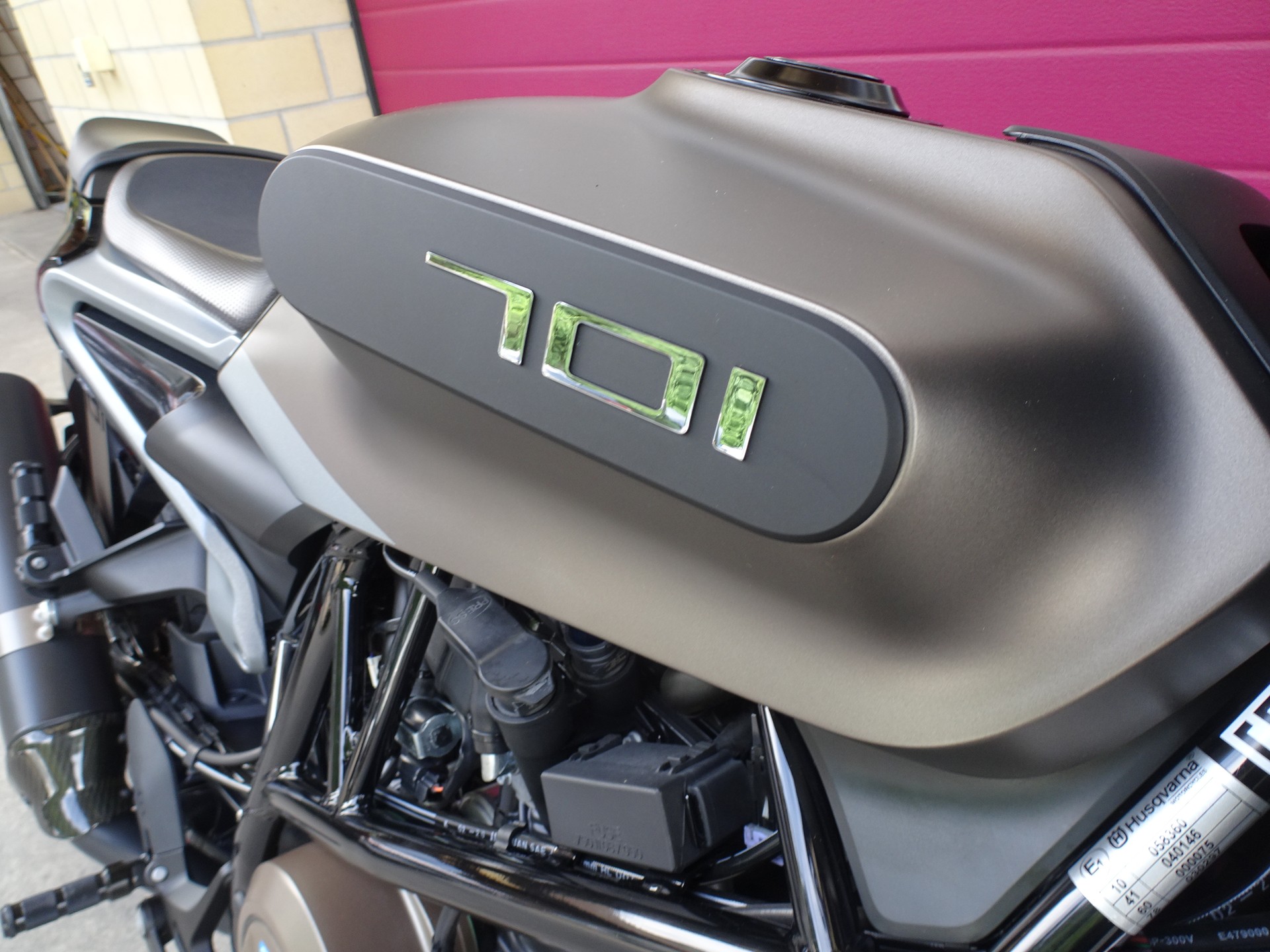 HUSQVARNA Svartpilen 701-image-13