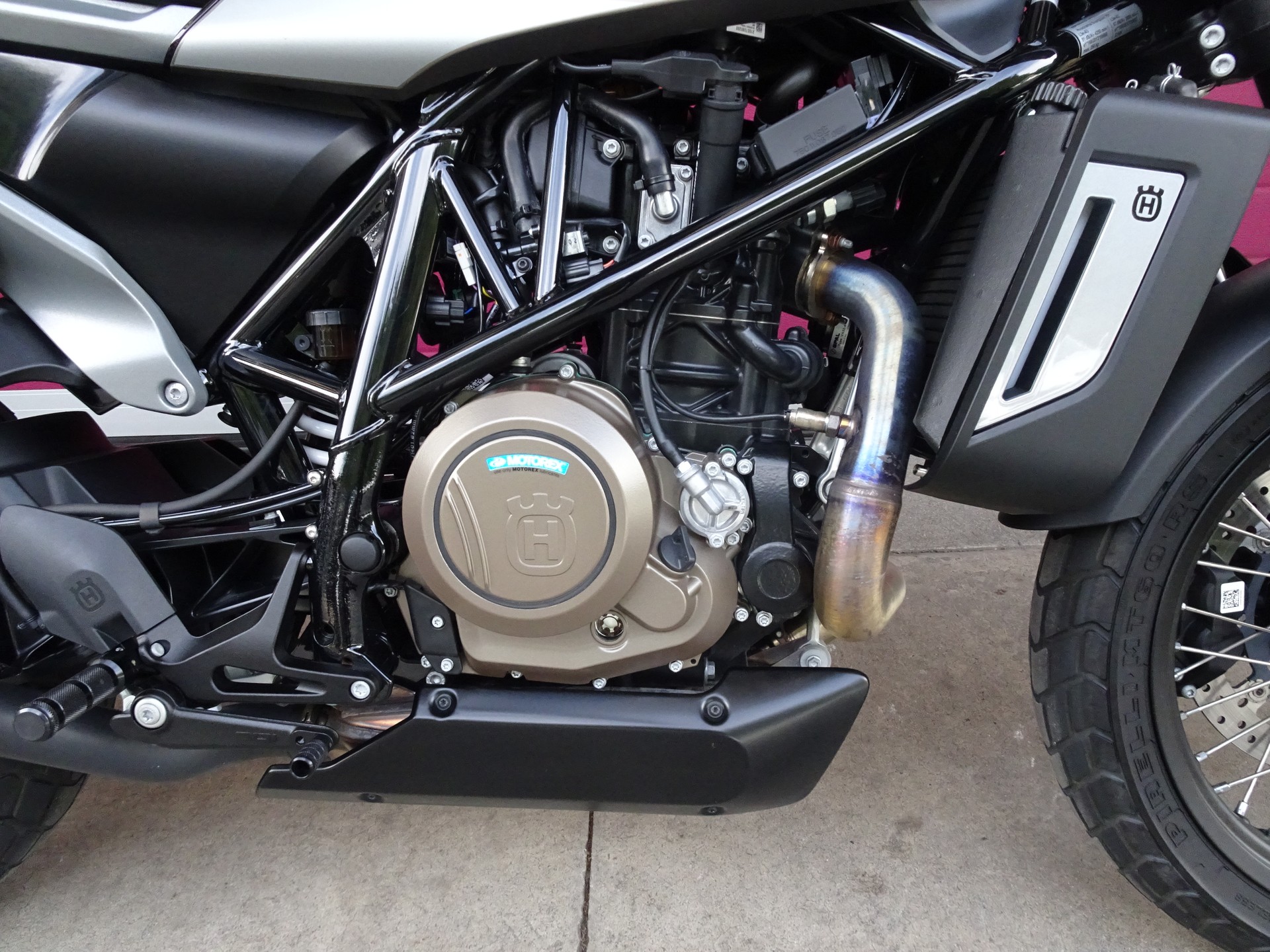 HUSQVARNA Svartpilen 701-image-9