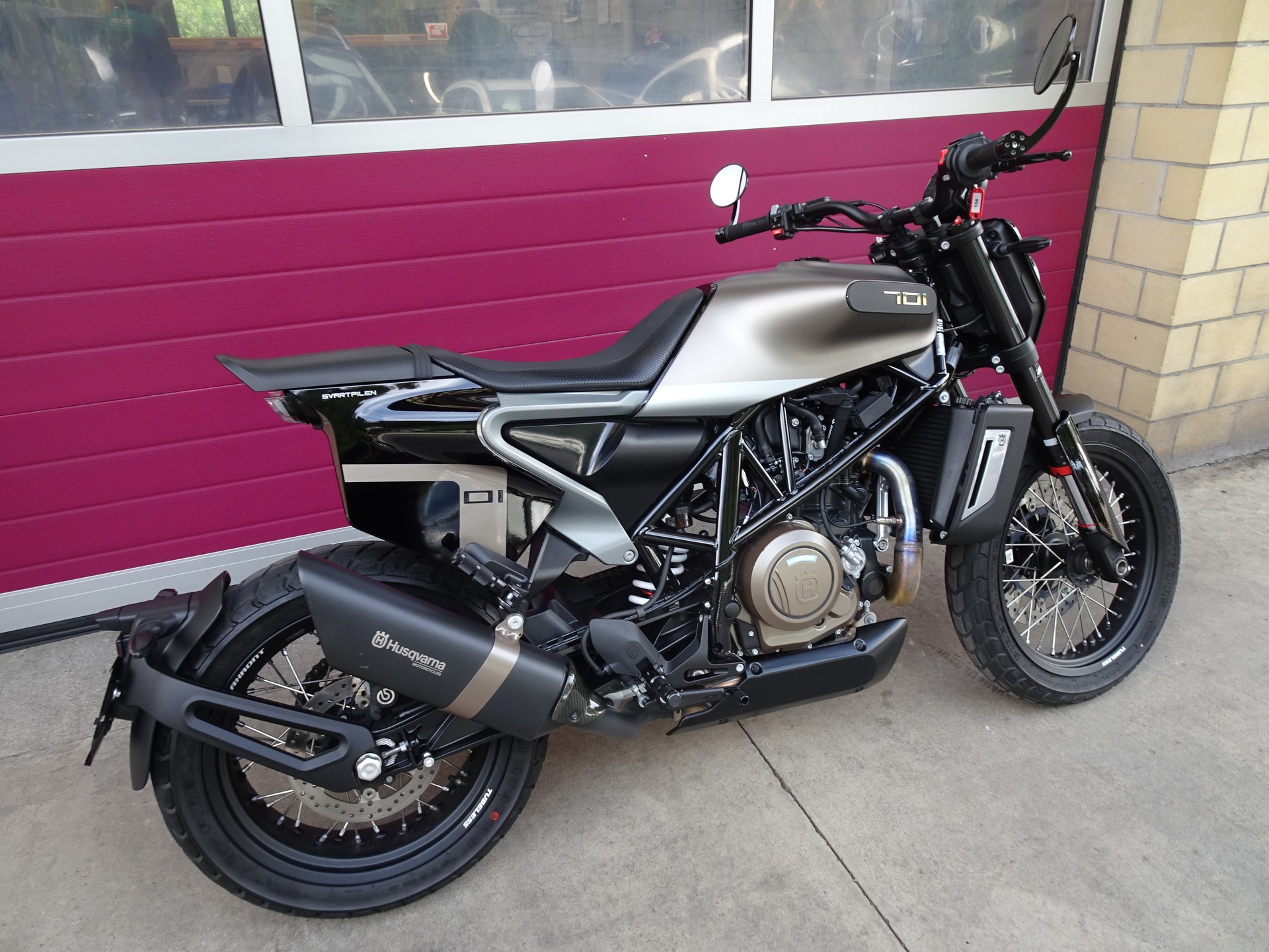 HUSQVARNA Svartpilen 701-image-3