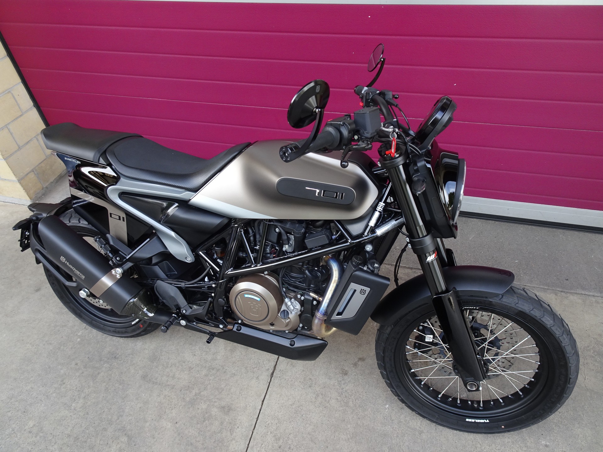 HUSQVARNA Svartpilen 701-image-15