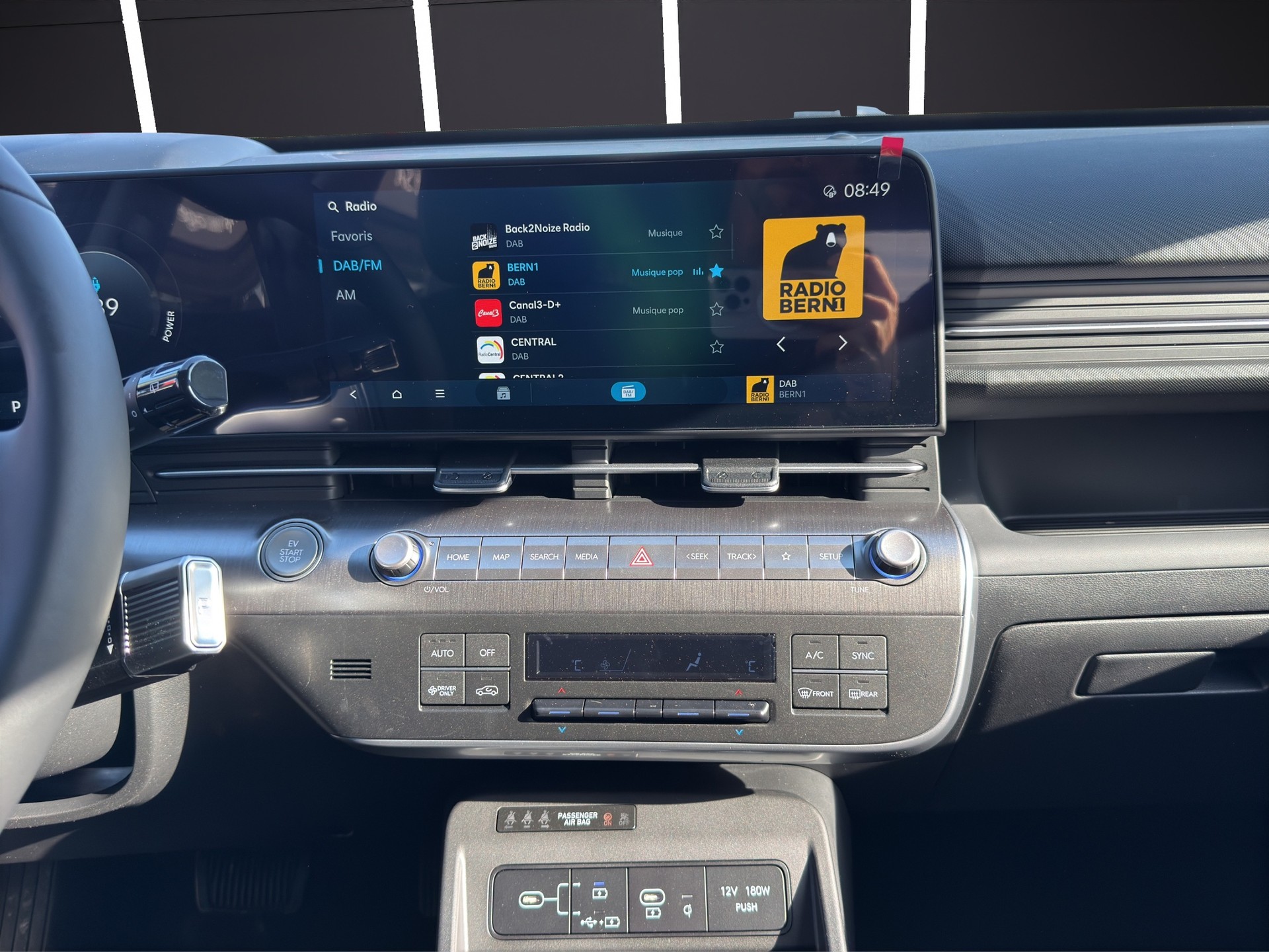 HYUNDAI Kona EV 65.4 kWh Amplia-image-10