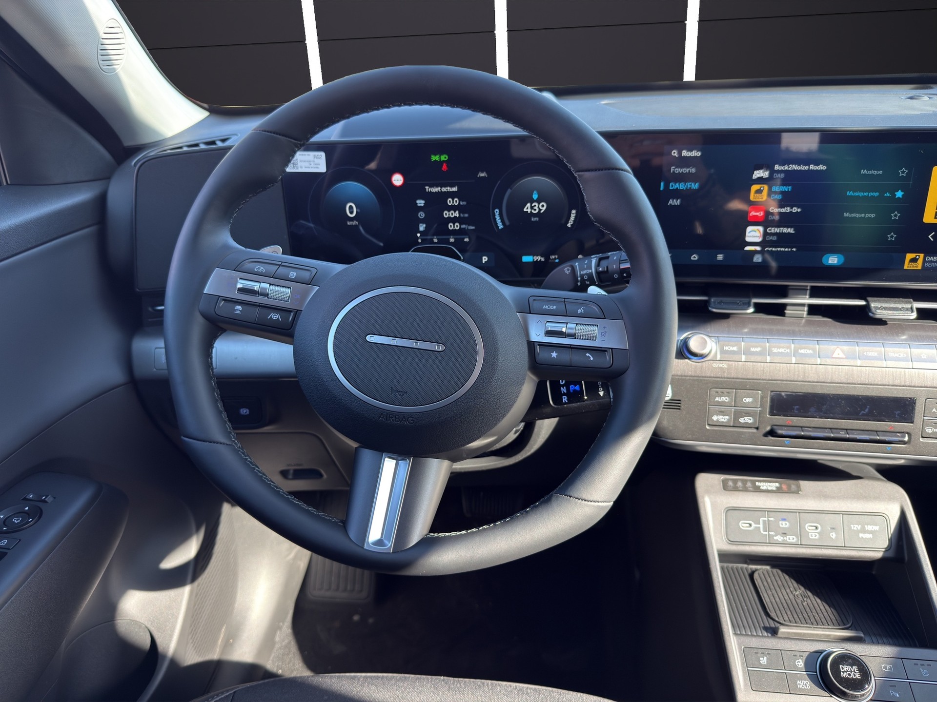HYUNDAI Kona EV 65.4 kWh Amplia-image-9