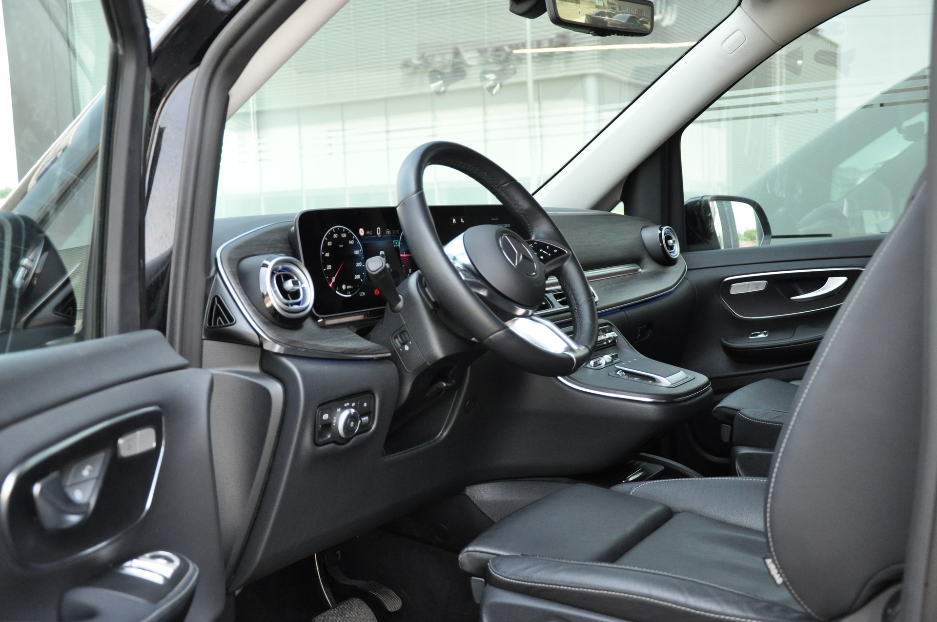 MERCEDES-BENZ V 300 d extralang Avantgarde 4Matic 9G-Tronic-image-14