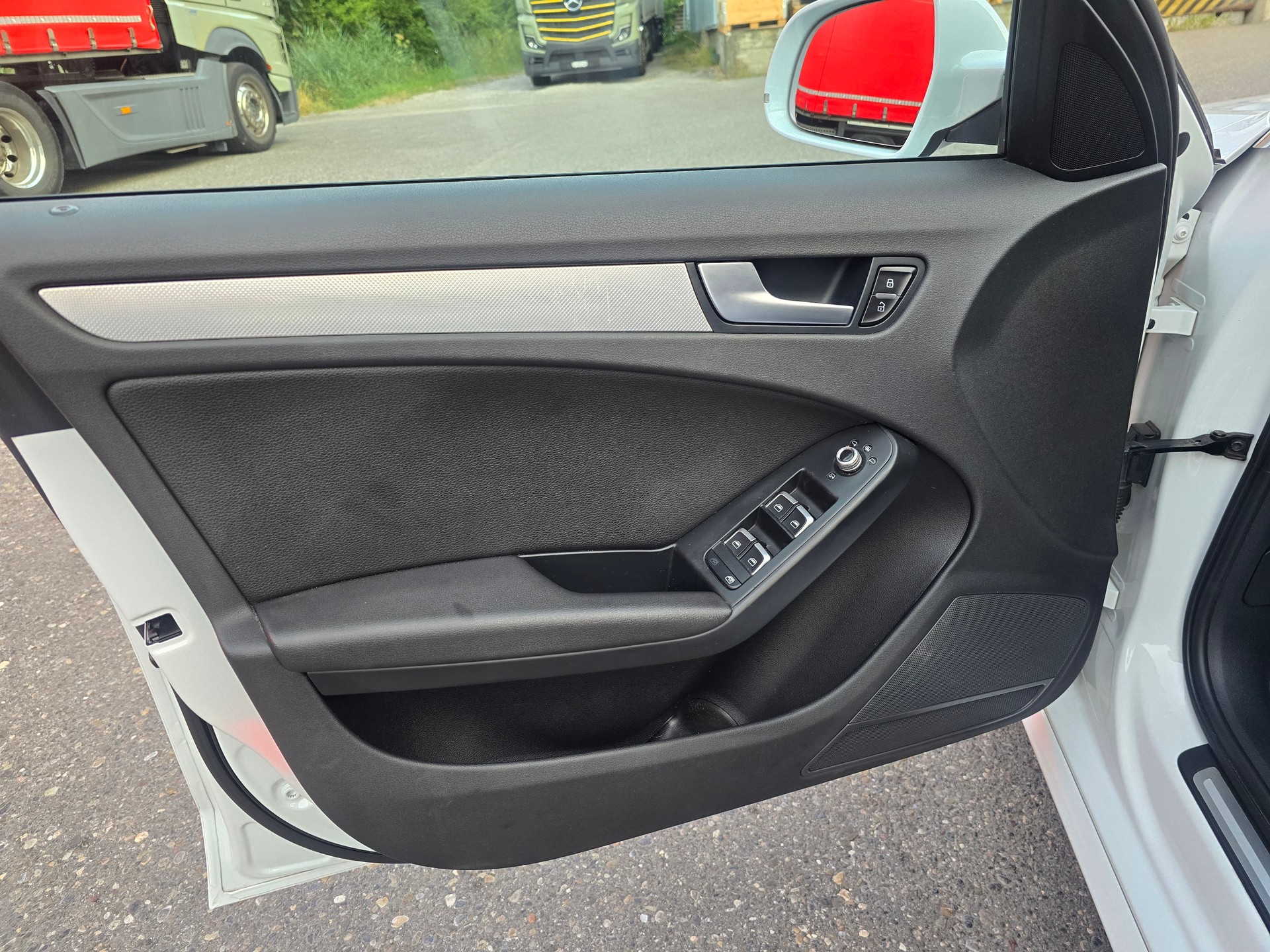 AUDI A4 Avant 2.0 TDI Attraction multitronic-image-11