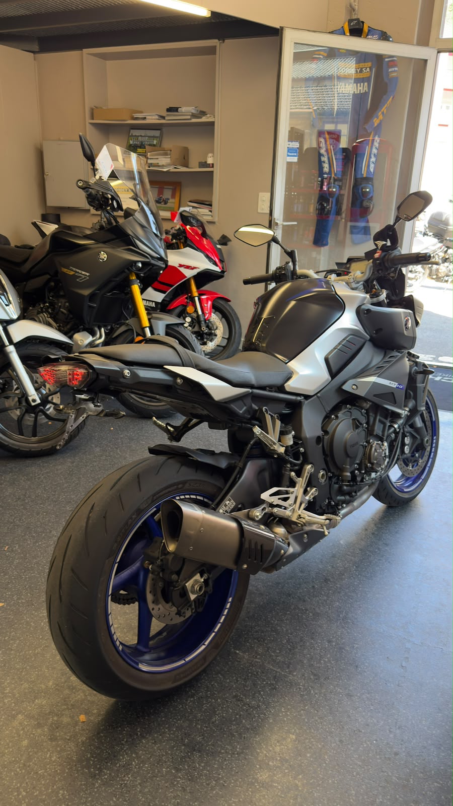 YAMAHA MT-10 ABS-showroom-element-2