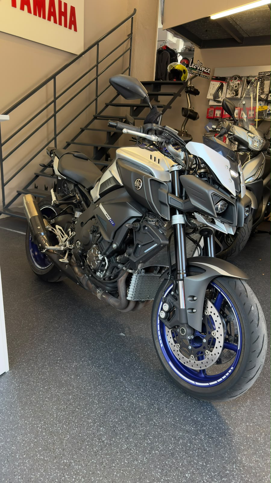 YAMAHA MT-10 ABS-showroom-element-1