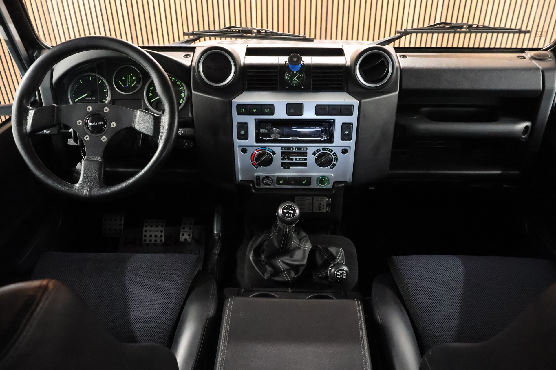 LAND ROVER Defender 90 2.4 Td4 RAW Station Wagon-image-23