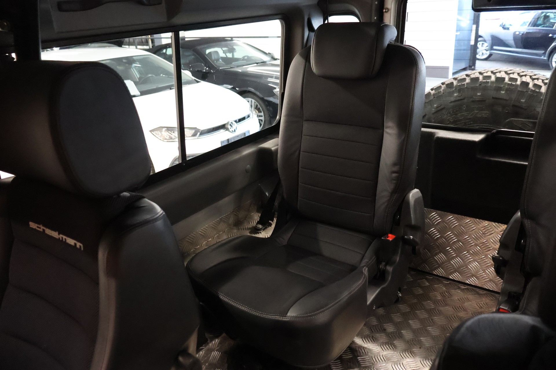 LAND ROVER Defender 90 2.4 Td4 RAW Station Wagon-image-20
