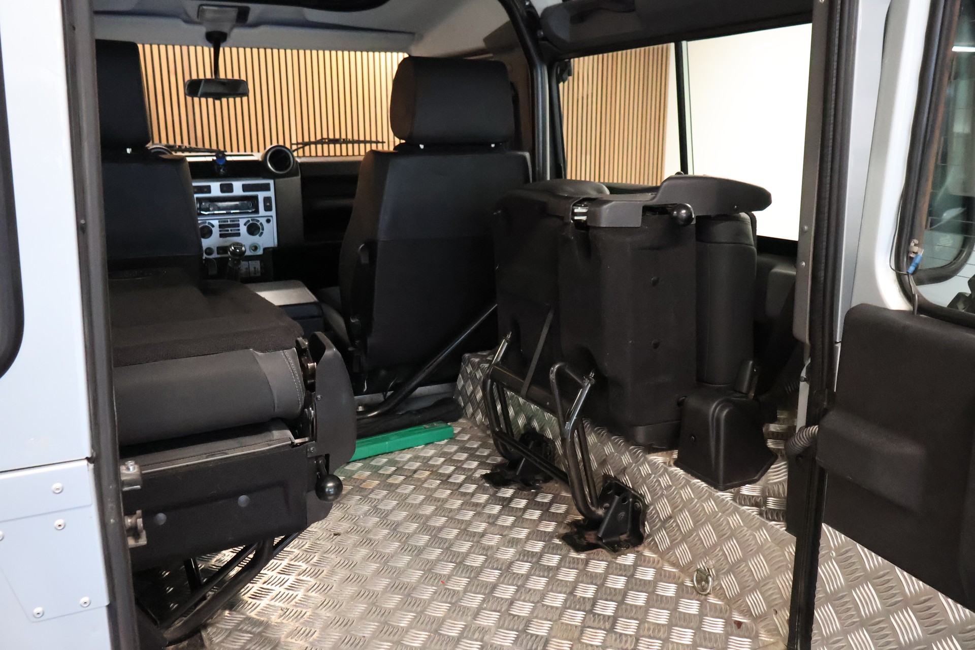 LAND ROVER Defender 90 2.4 Td4 RAW Station Wagon-image-22