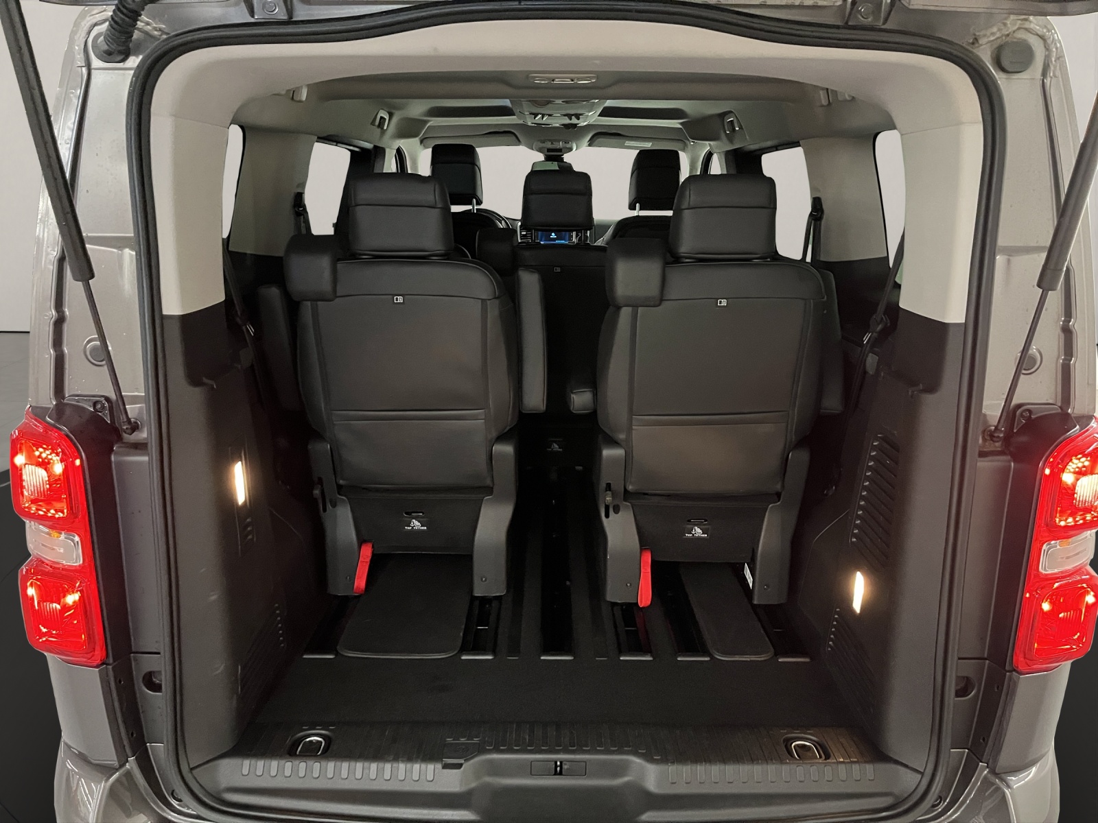 PEUGEOT Traveller Standard 2.0 BlueHDi 180 Business VIP S/S-image-15