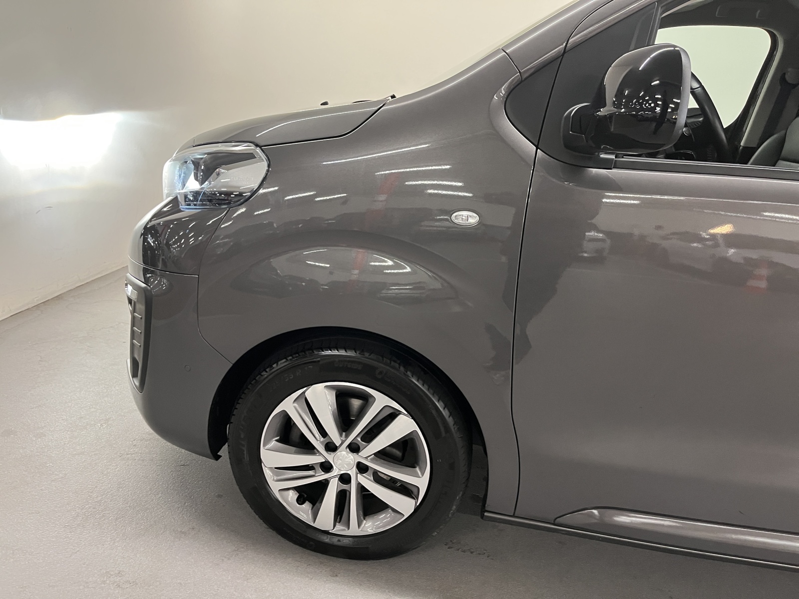 PEUGEOT Traveller Standard 2.0 BlueHDi 180 Business VIP S/S-image-16