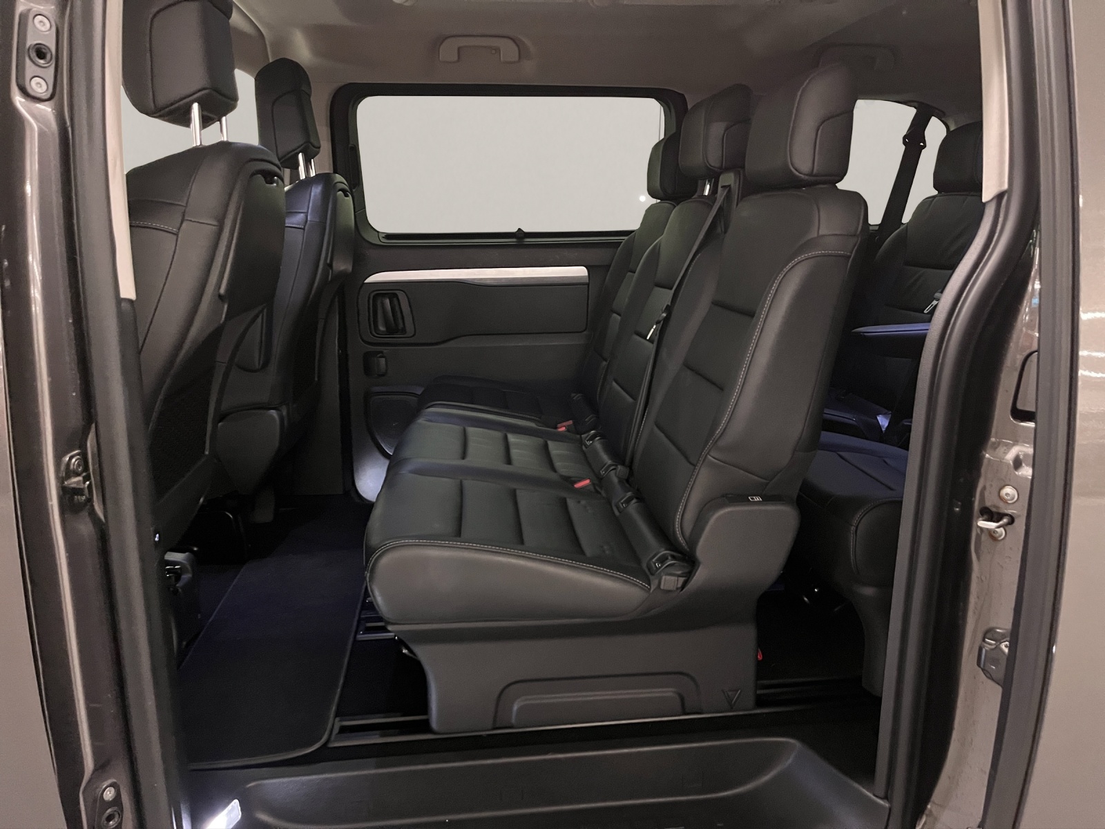 PEUGEOT Traveller Standard 2.0 BlueHDi 180 Business VIP S/S-image-13