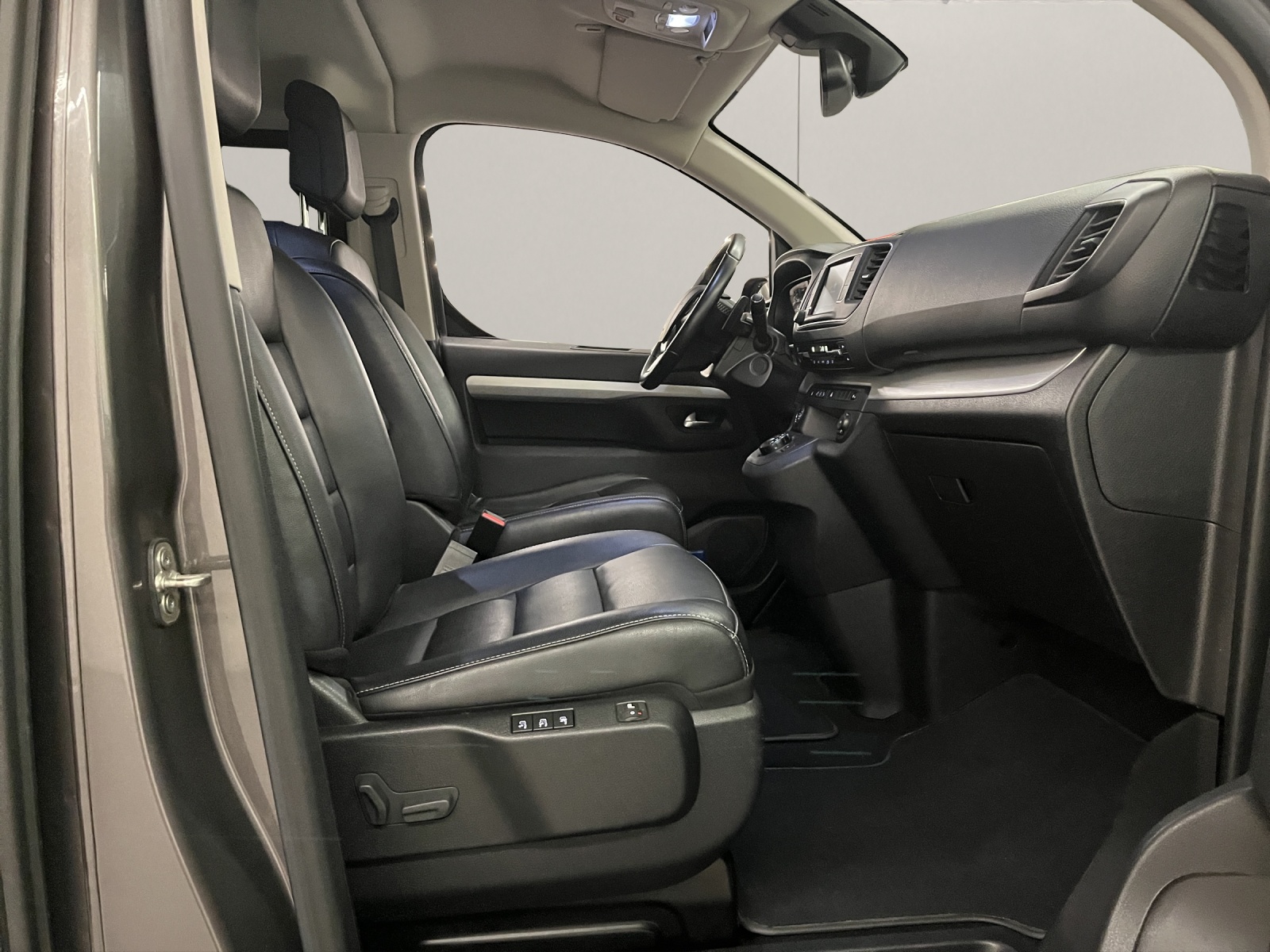 PEUGEOT Traveller Standard 2.0 BlueHDi 180 Business VIP S/S-image-12