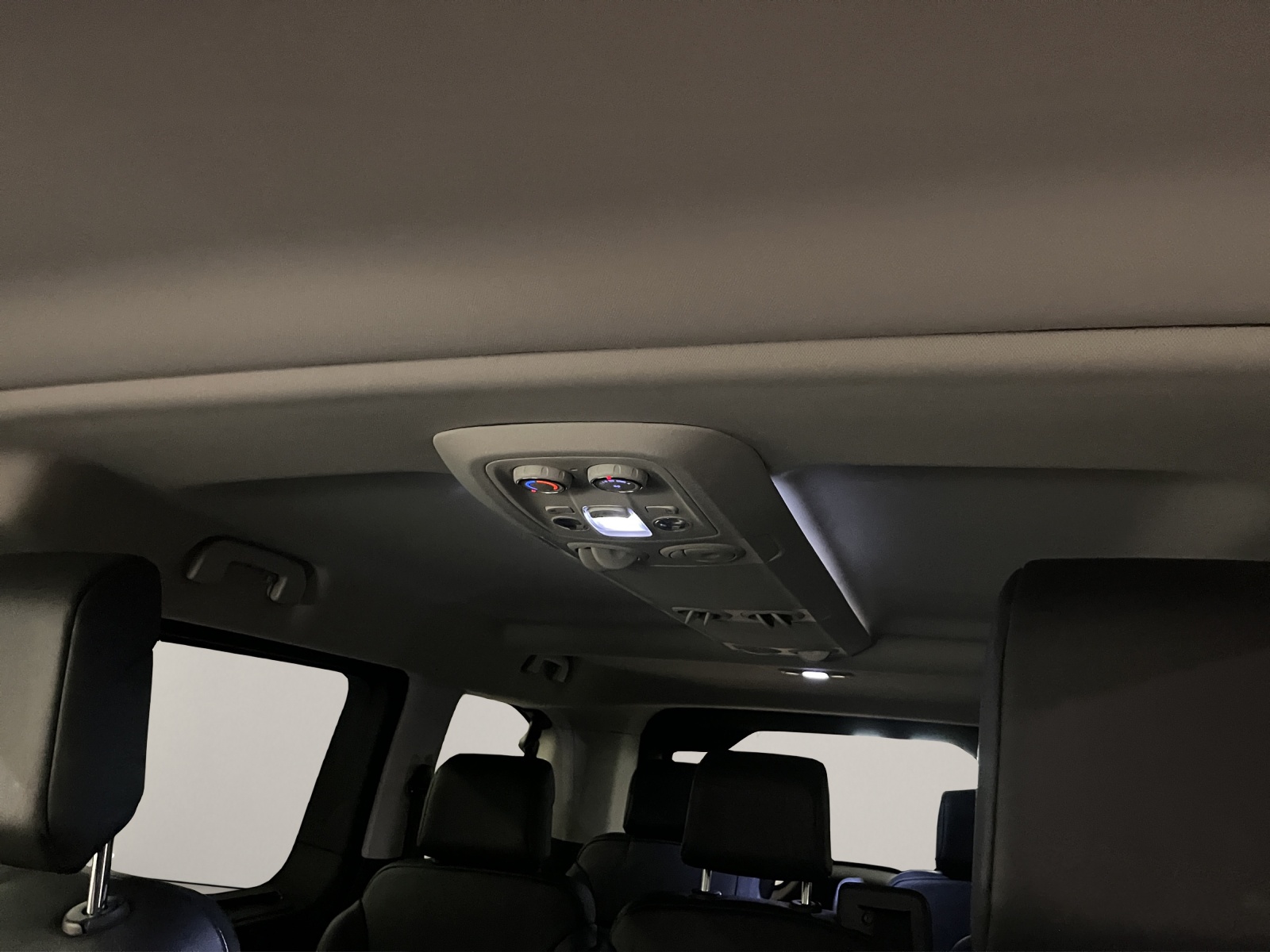 PEUGEOT Traveller Standard 2.0 BlueHDi 180 Business VIP S/S-image-14