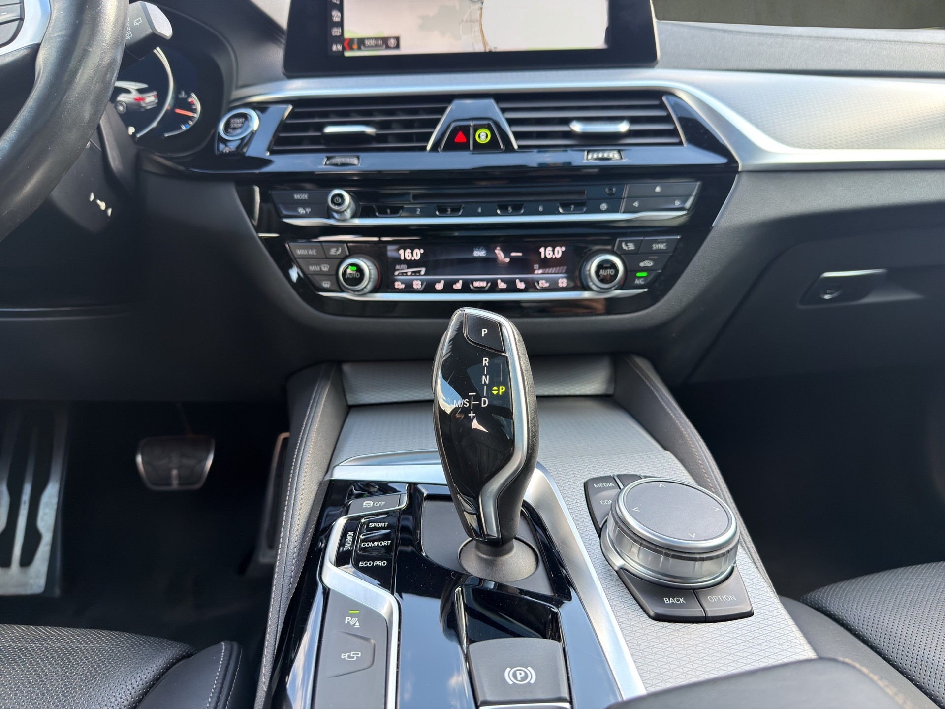 BMW 540i xDrive Touring Steptronic-image-10