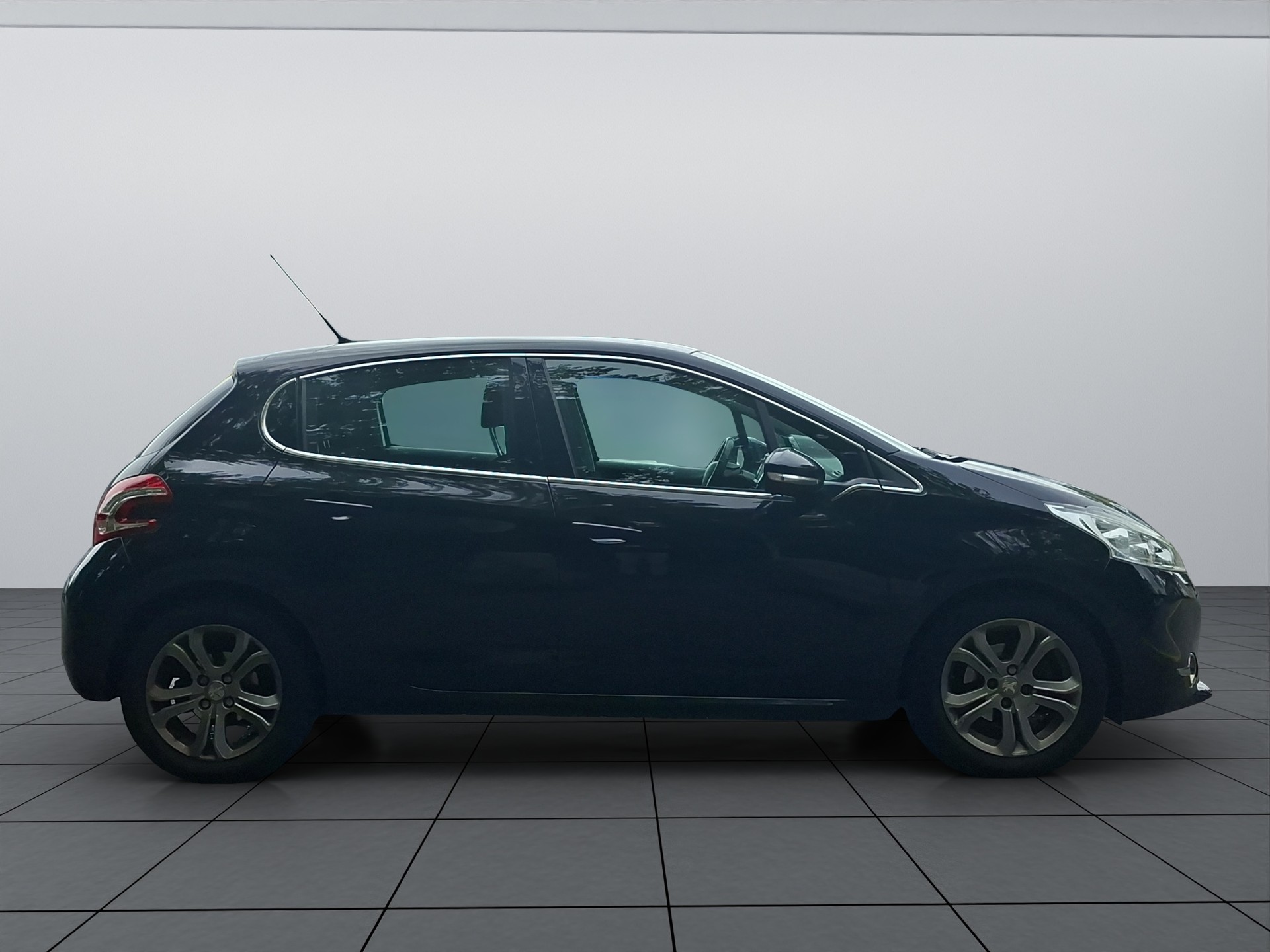 PEUGEOT 208 1.6 e-HDI Allure-image-5